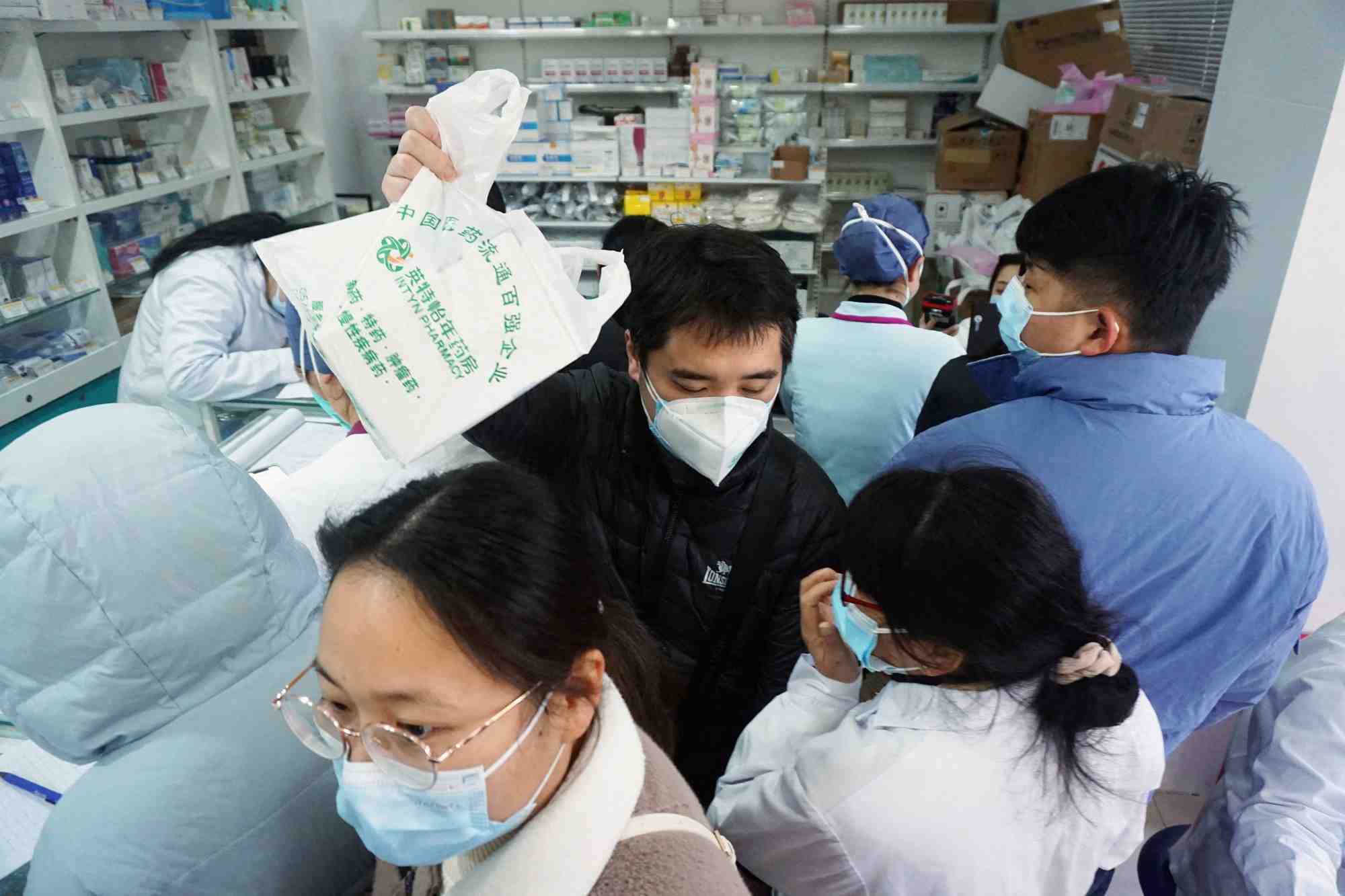 Des gens font la queue dans une pharmacie a hangzhou