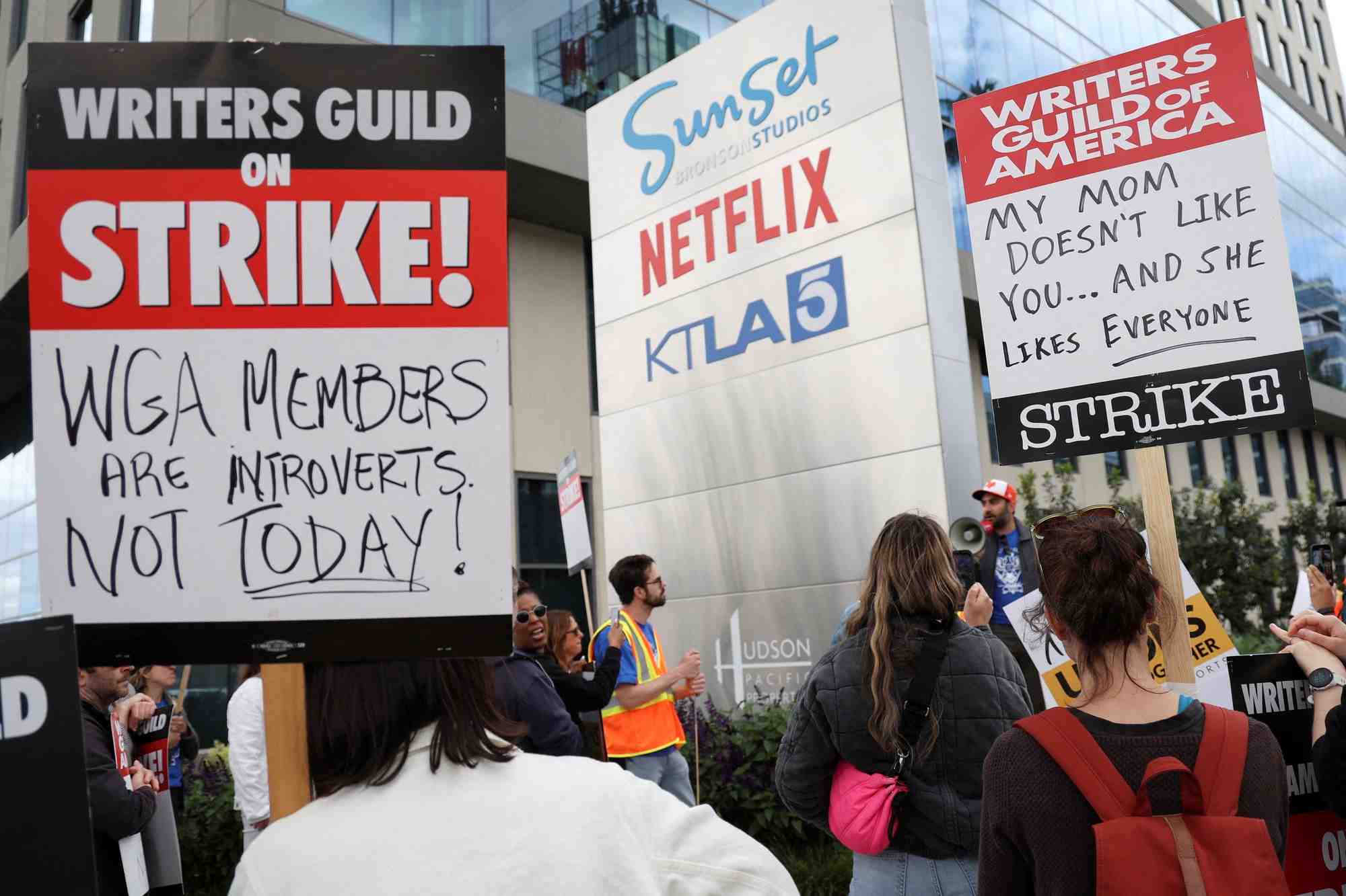 Des membres de la writers guild of america lors d'une manifestation a los angeles