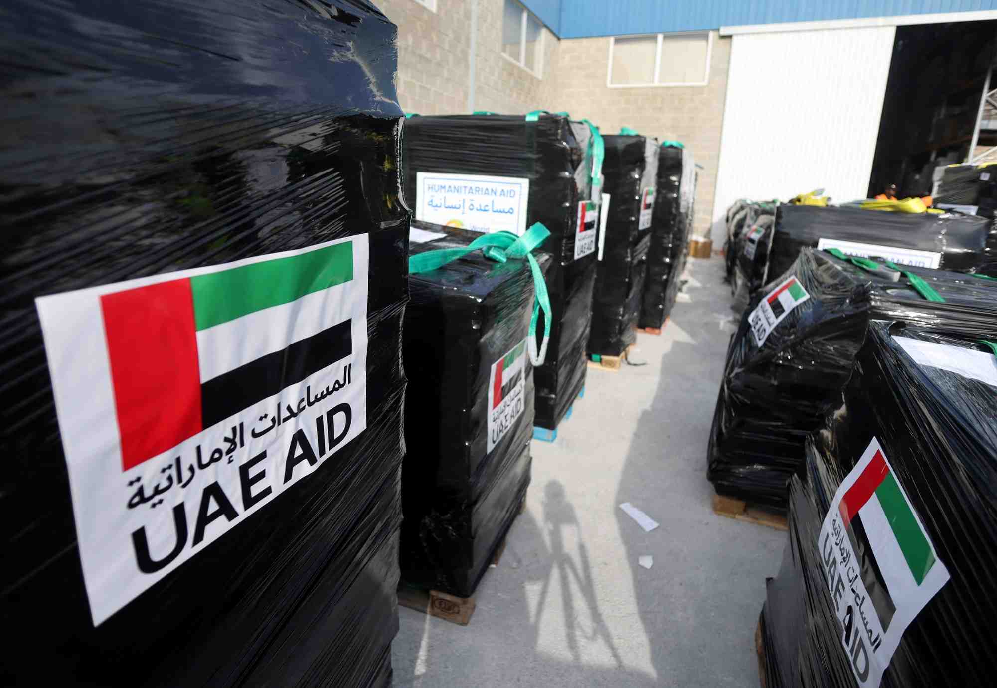 L'aide humanitaire recueillie par world central kitchen et destinee a etre expediee a gaza dans un entrepot a larnaca