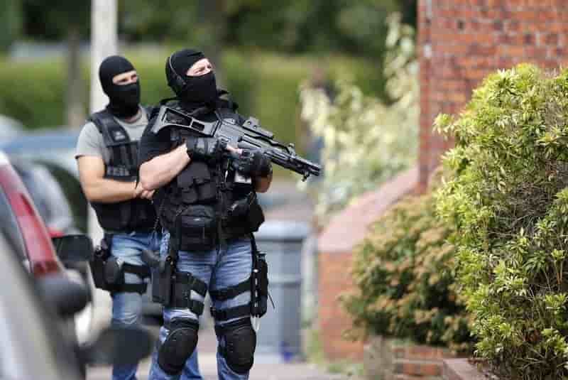 Plus de moyens contre le terrorisme, annonce hollande
