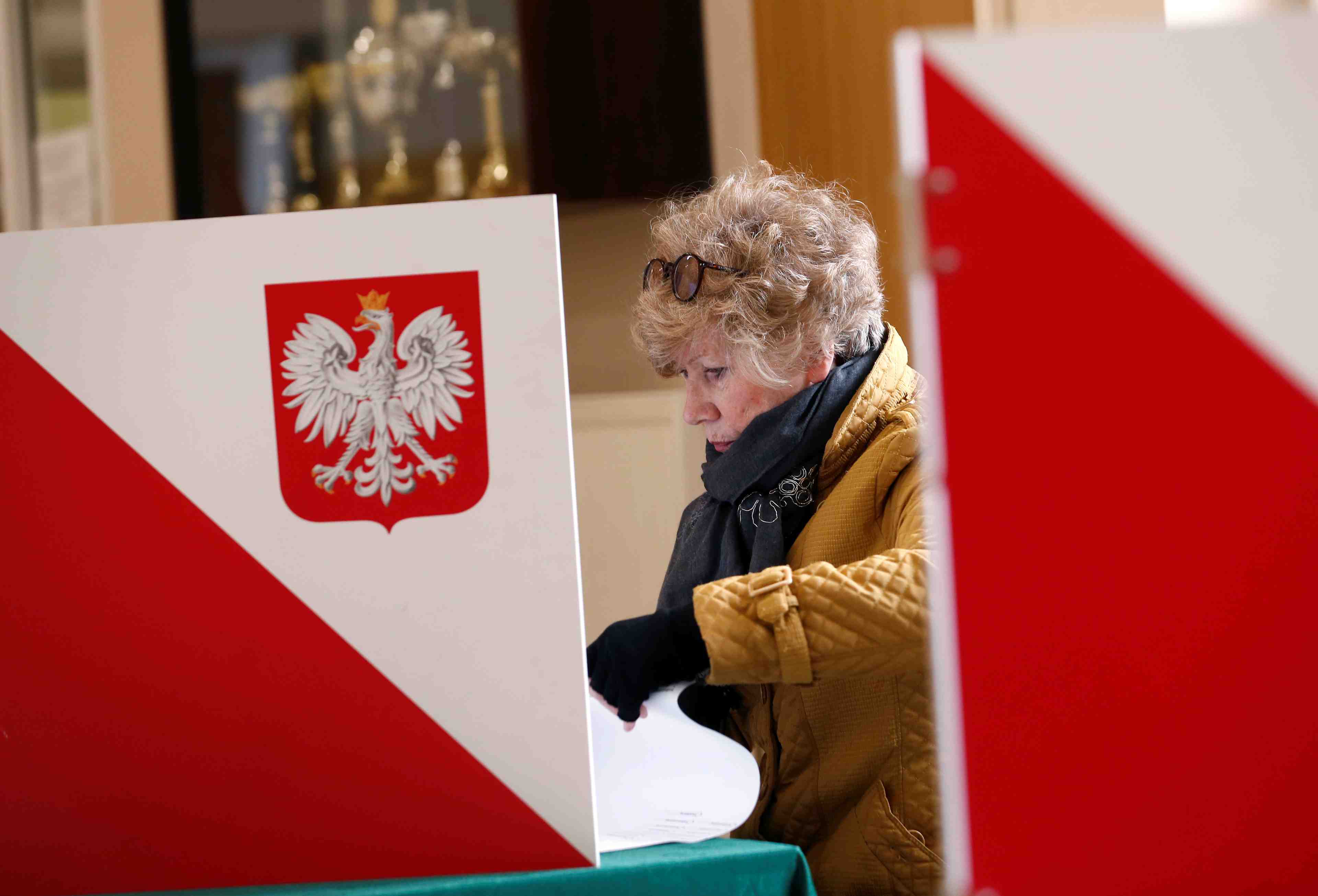 Le pis en tete en pologne, talonne par l'opposition
