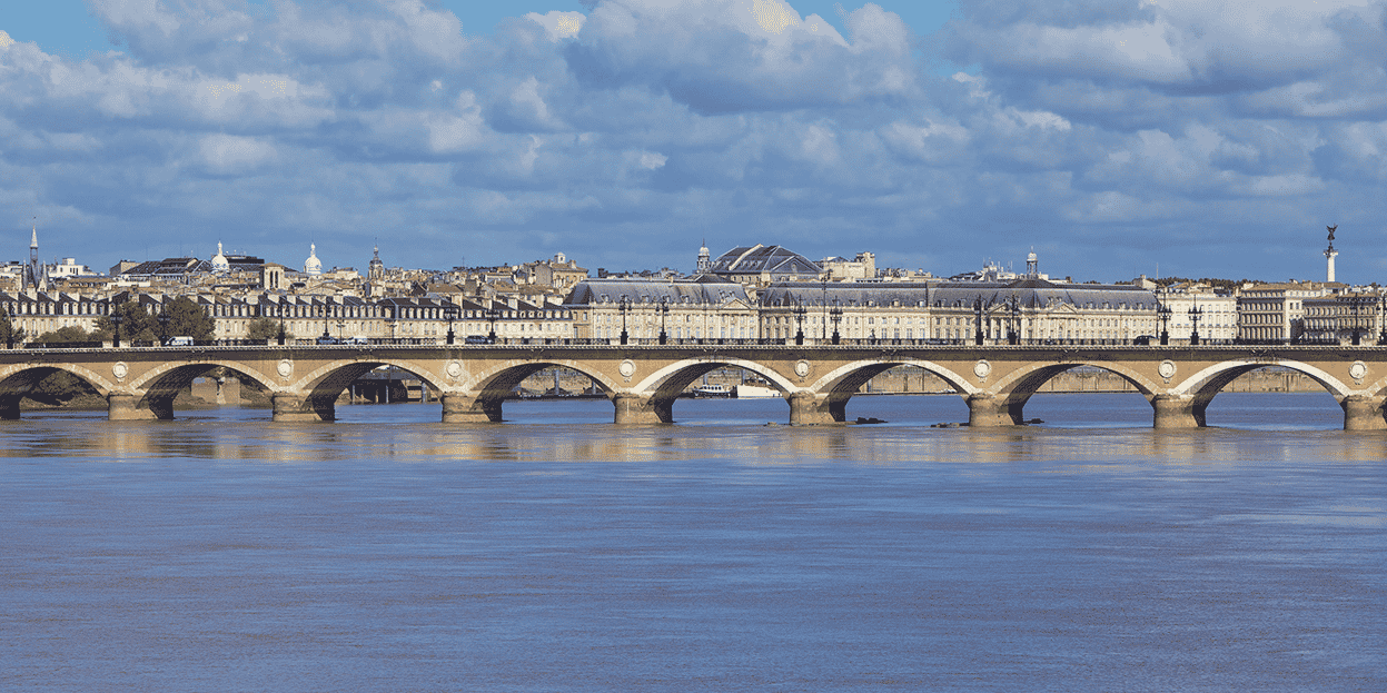Une armoire de répartition de fibre optique a été installée par Orange à l'intérieur du pont de pierre, sur la rive droite.