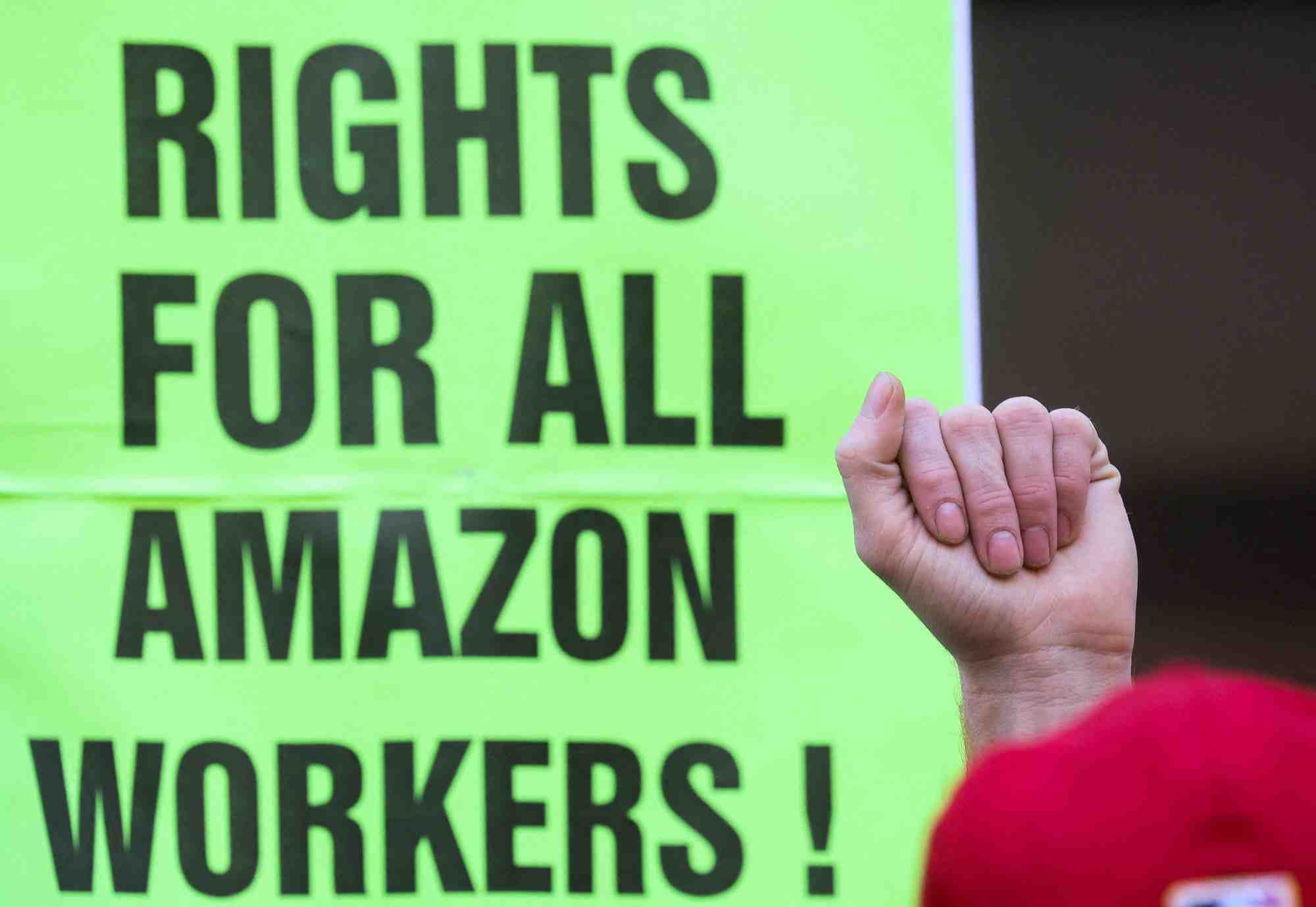 Biden salue le vote d'employes d'amazon en faveur d'un syndicat