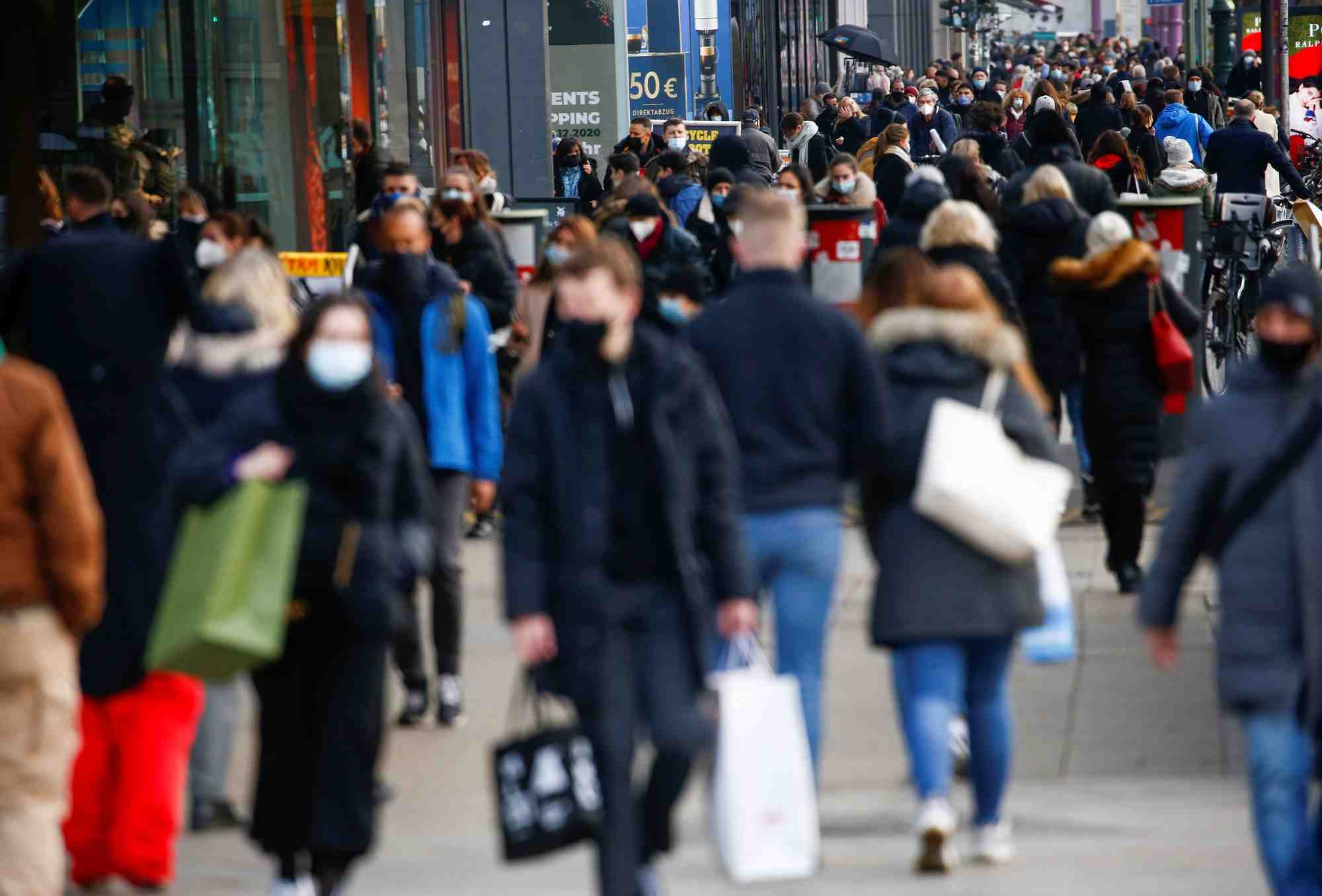 Photo des gens qui passent devant le centre commercial europa-center a berlin