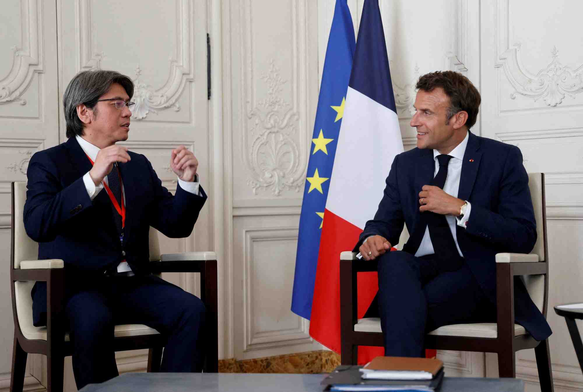 Le directeur general de prologium vincent yang et emmanuel macron au chateau de versailles