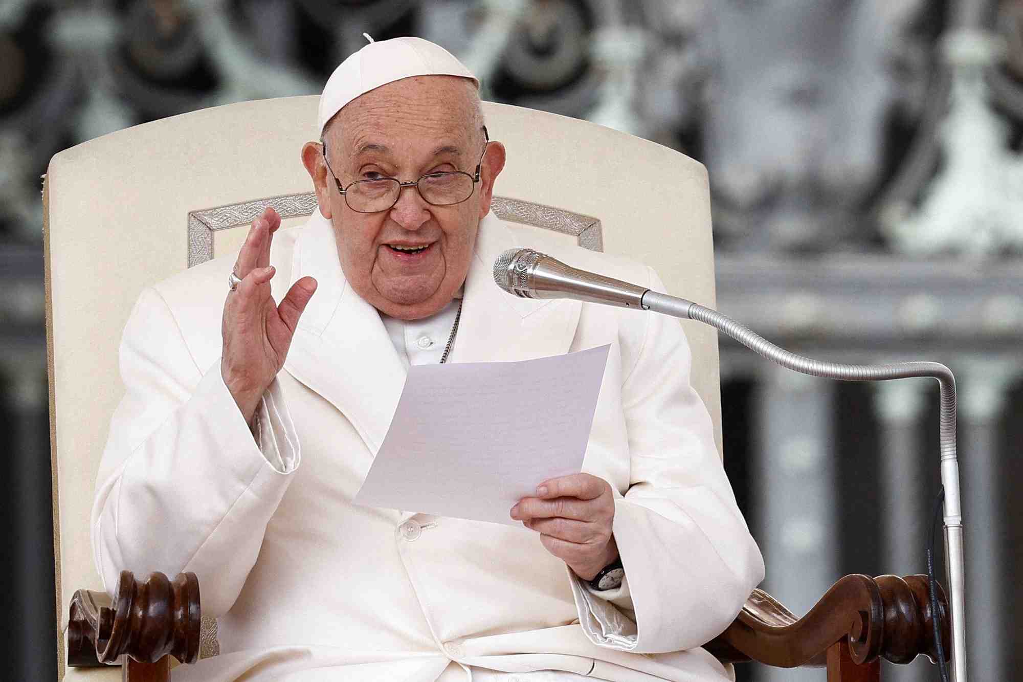 Le pape francois assiste a l'audience generale hebdomadaire sur la place saint-pierre au vatican