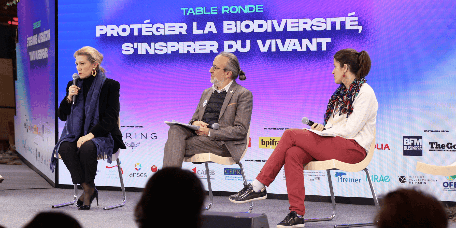 De gauche à droite : Marie-Claire Daveu directrice du développement durable et des affaires institutionnelles de Kering, Christophe Aubel directeur général délégué Mobilisation de la société à l'OFB, et Laura Magro directrice adjointe en charge du développement scientifique de Ceebios.