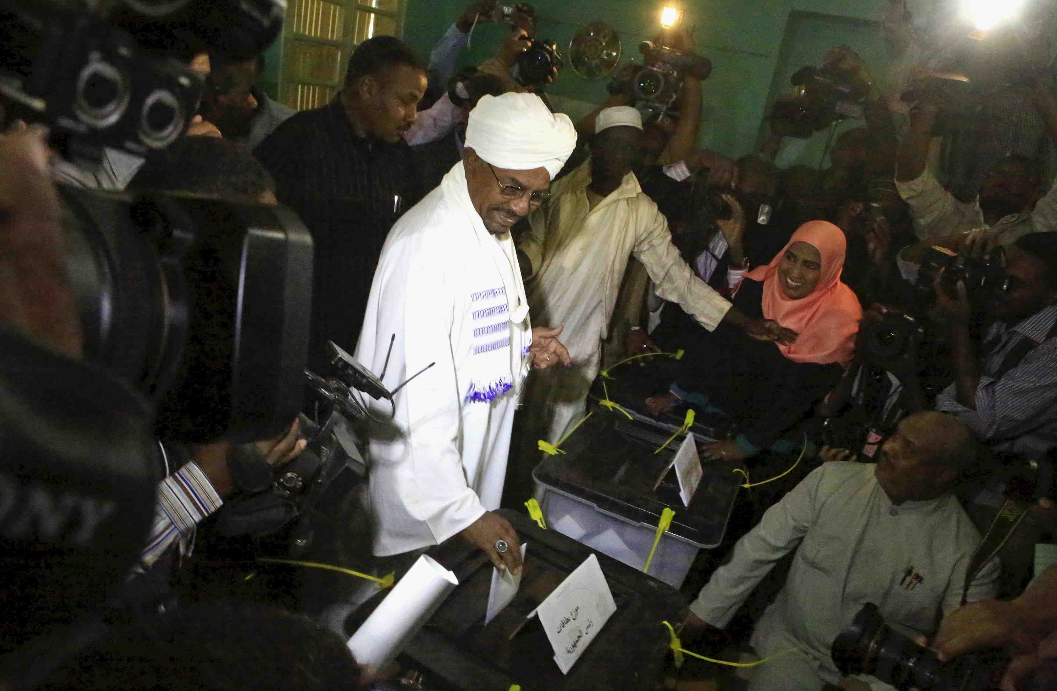 Le president omar hassan al bachir reelu avec 94,5% des suffrages au soudan