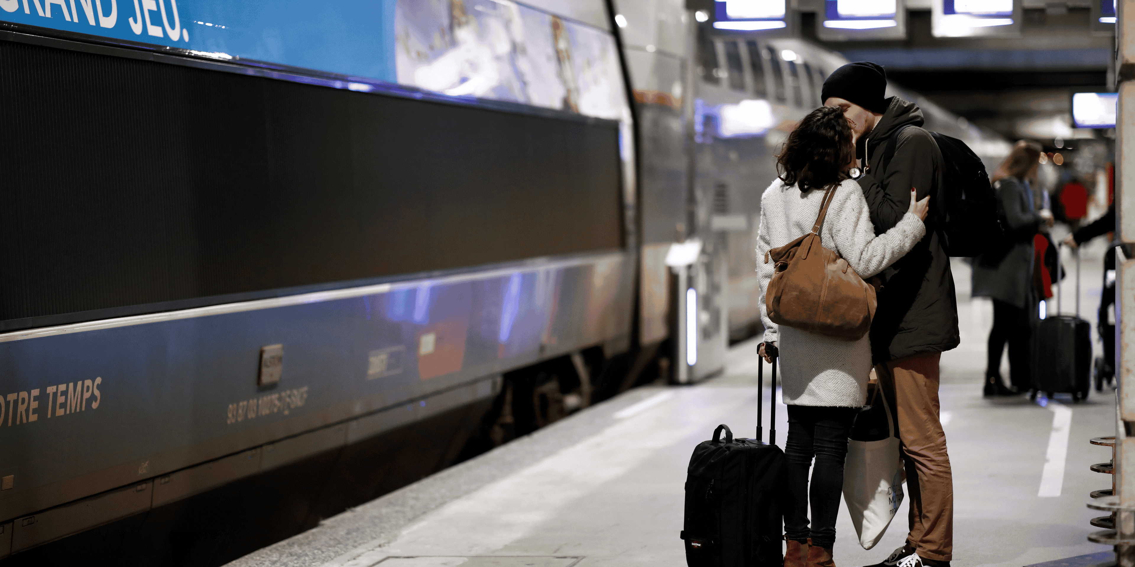 Couple sur un quai de la gare Montparnasse, durant la grève des syndicats contre la réforme des retraites, le 27 décembre 2019