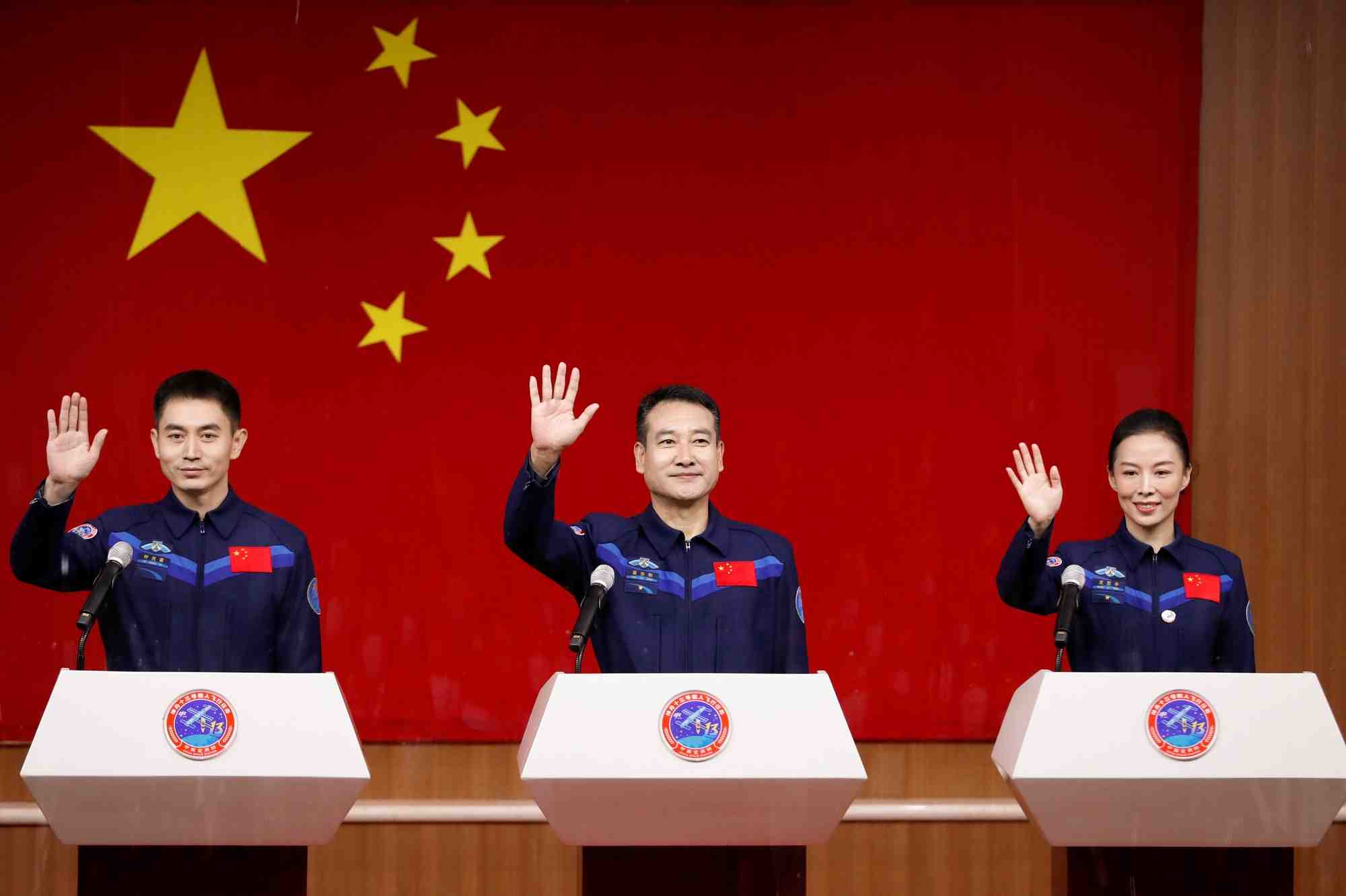 Retour de trois astronautes apres le plus long sejour de la chine dans l'espace
