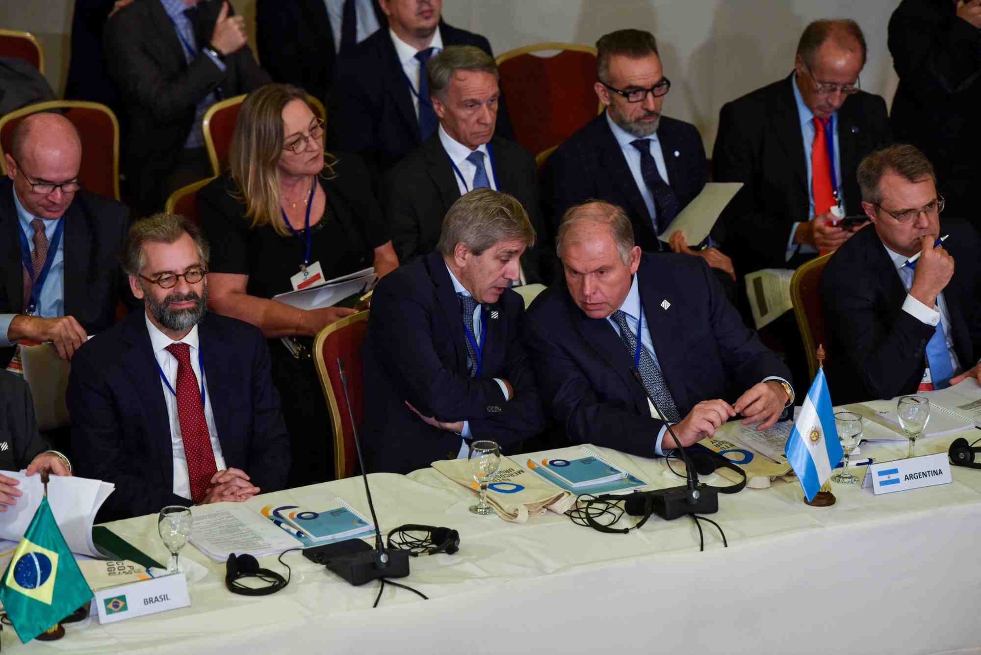 Des membres des delegations bresilienne et argentine assistent au sommet du mercosur, a montevideo