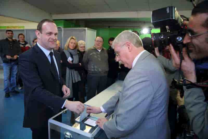 Le FN remporte Hénin-Beaumont dès le premier tour
