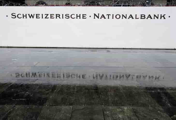 La banque nationale suisse estime necessaire le maintien de taux d'interet negatifs