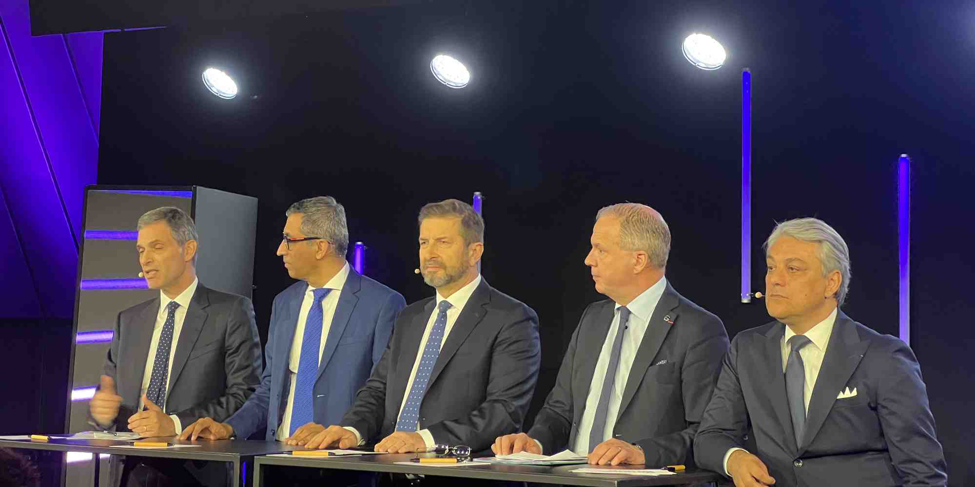 De gauche à droite : Rodolphe Saadé, PDG de CMA CGM, Krishnan Sundararajan, directeur des opération et Philippe Divry, directeur général de la co-entreprise Flexis, Martin Lundstedt, directeur général de Volvo Trucks et Luca de Meo, directeur général du groupe Renault.