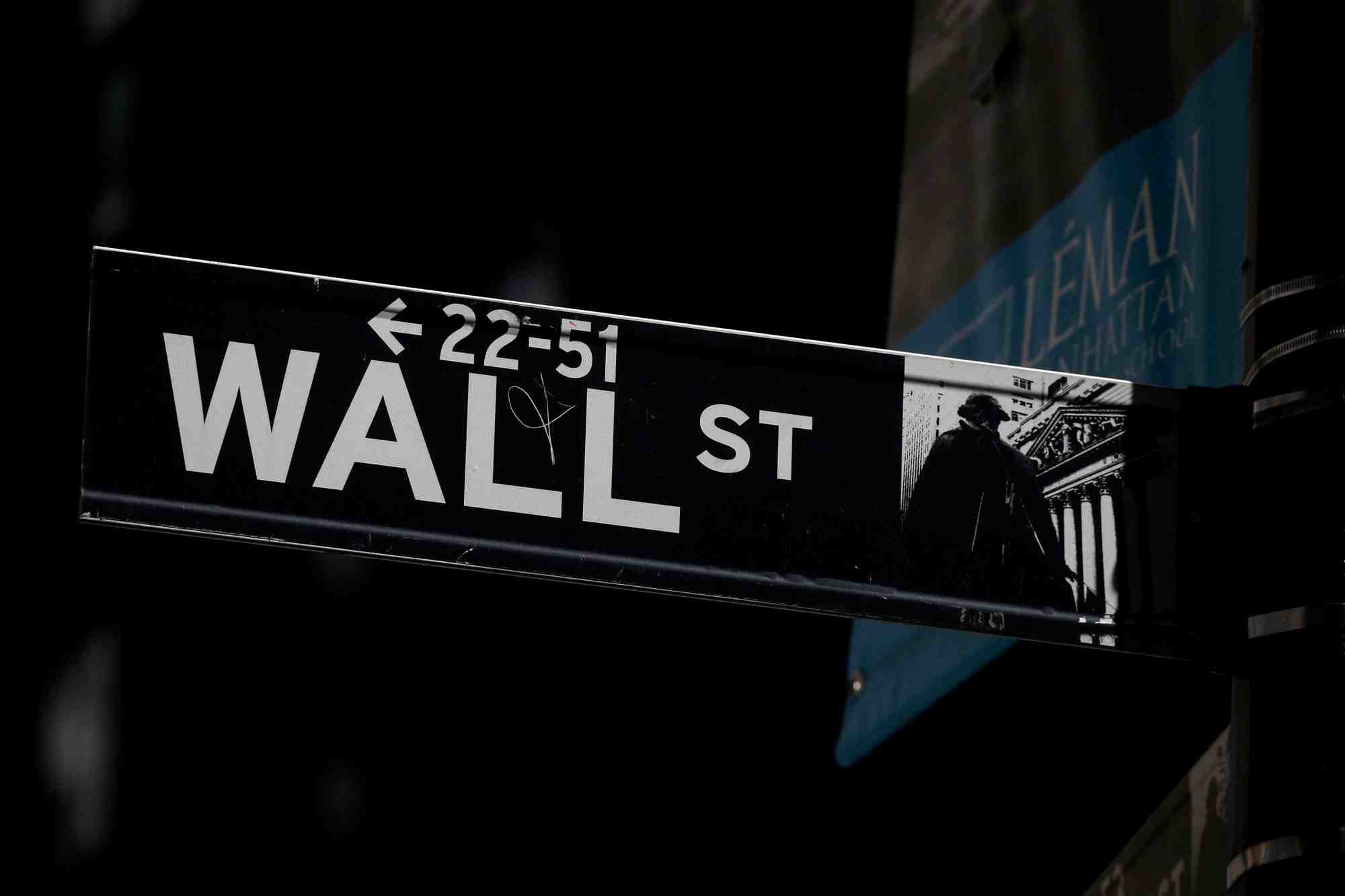 Photo d'archive d'une plaque indiquant wall street, pres de la bourse de new york (nyse)