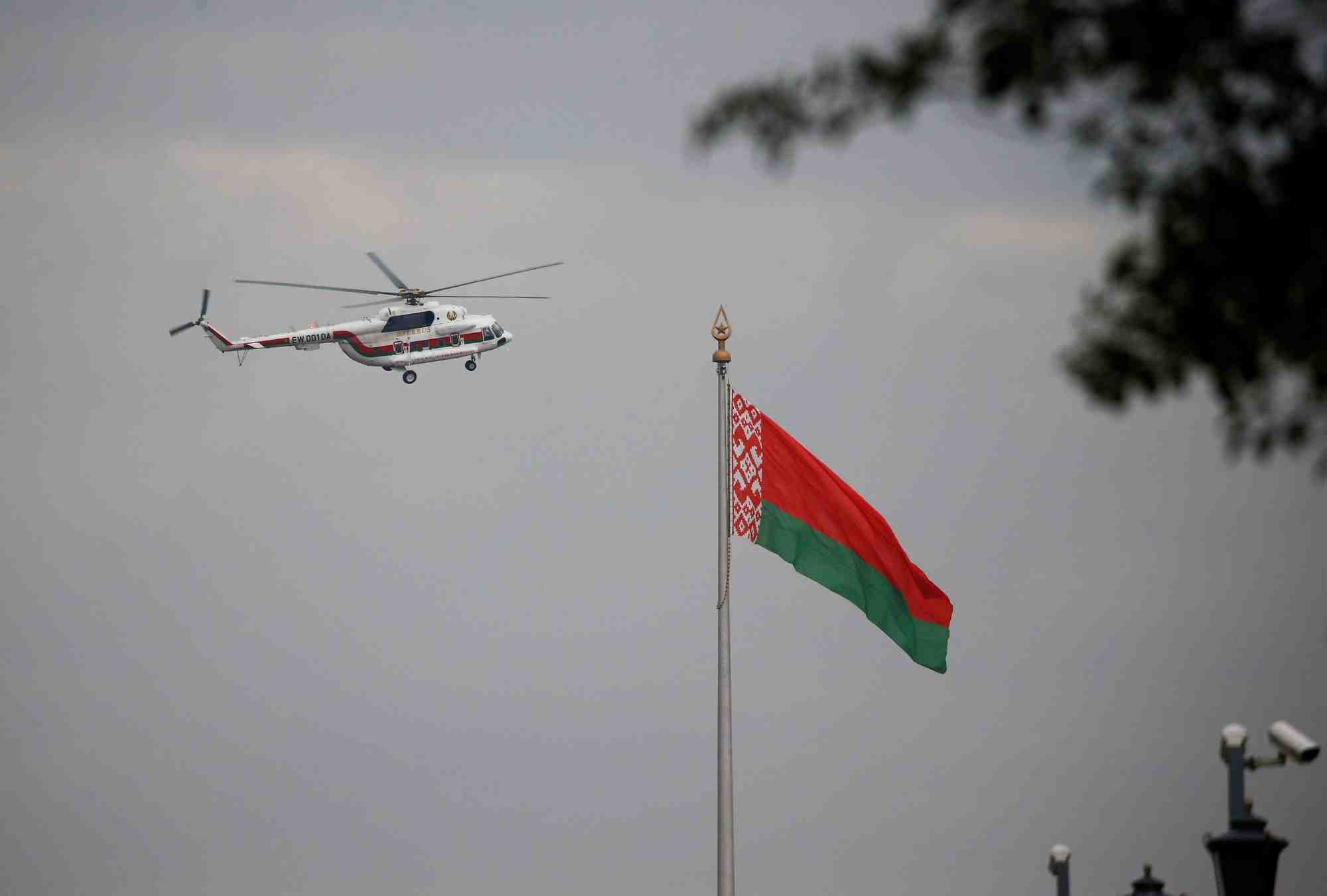 Photo d'archives d'un helicoptere survolant le palais de l'independance a minsk, en bielorussie