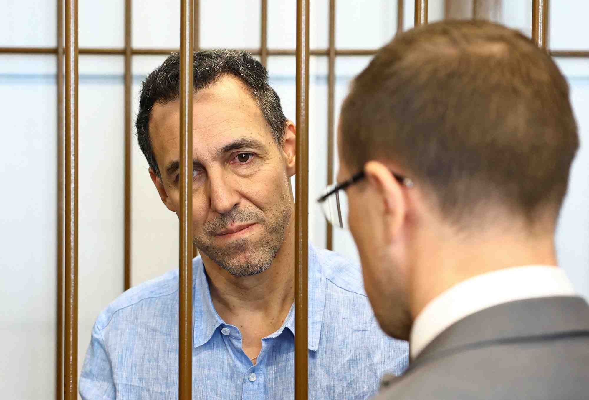 Le chercheur francais laurent vinatier se tient avant une audience judiciaire a moscou