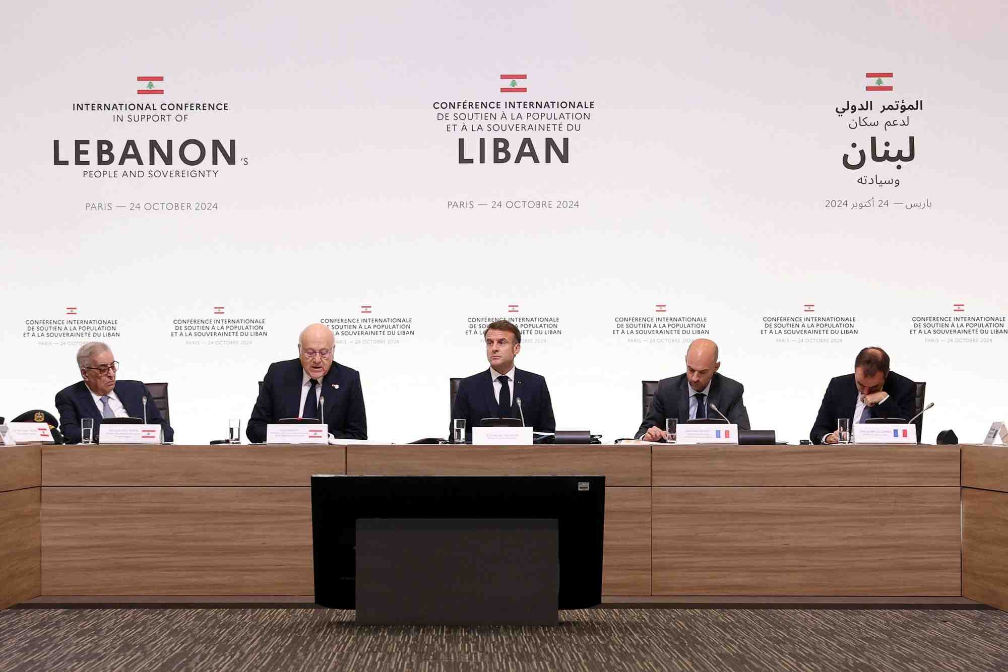 Le premier ministre libanais najib mikati aux cotes d'emmanuel macron, du ministre libanais des affaires etrangeres , du ministre francais des affaires etrangeres et du ministre francais des armees