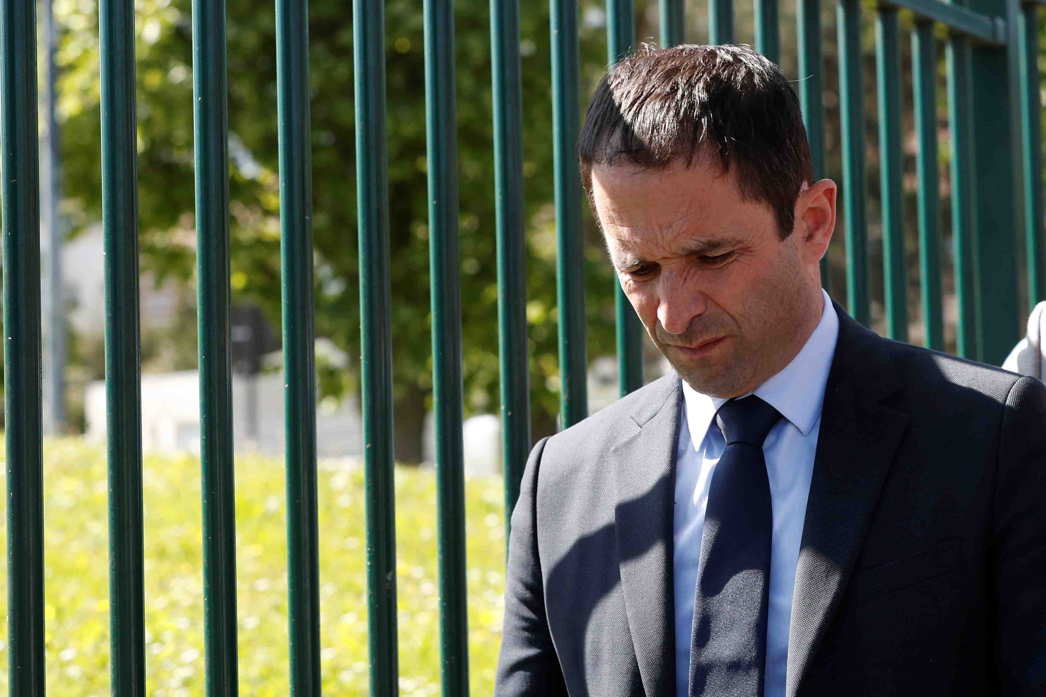 Benoit hamon tire a vue sur macron et melenchon