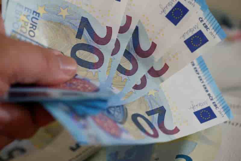 Salaires des fonctionnaires en hausse de 0,4% a 0,6% en 2016