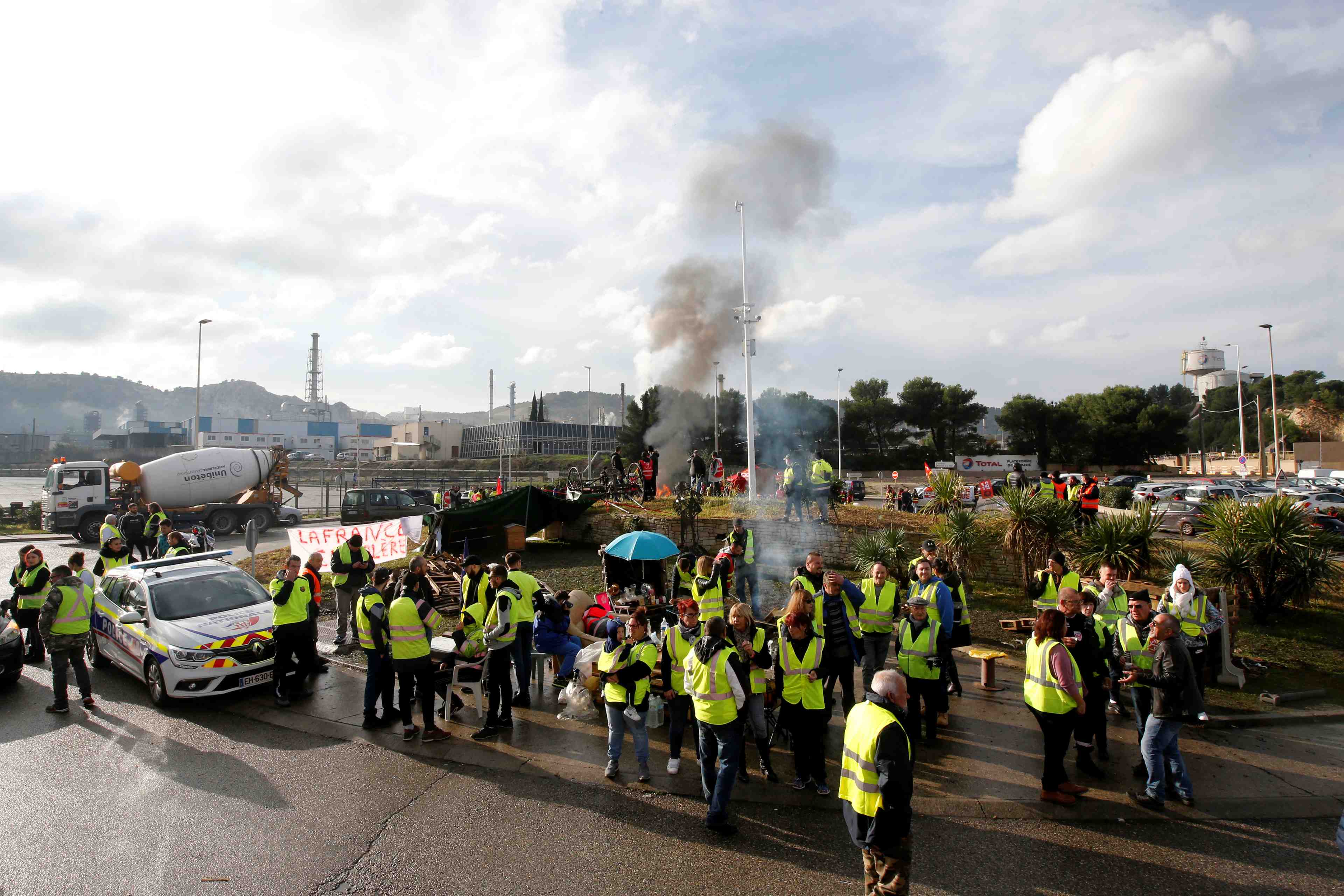 Les "gilets jaunes" sur le champ-de-mars a paris samedi