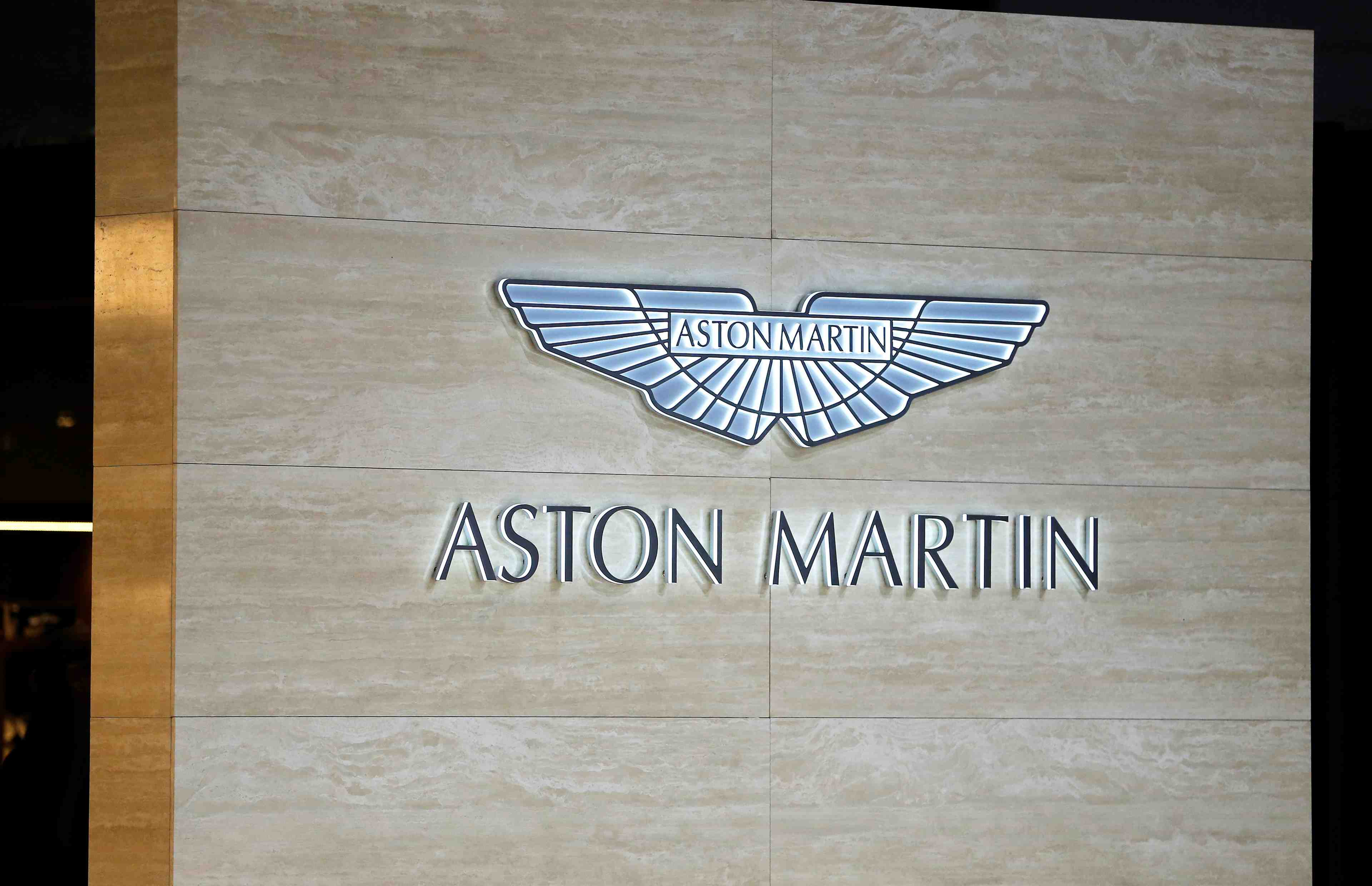 Aston martin abaisse ses previsions, le titre plonge