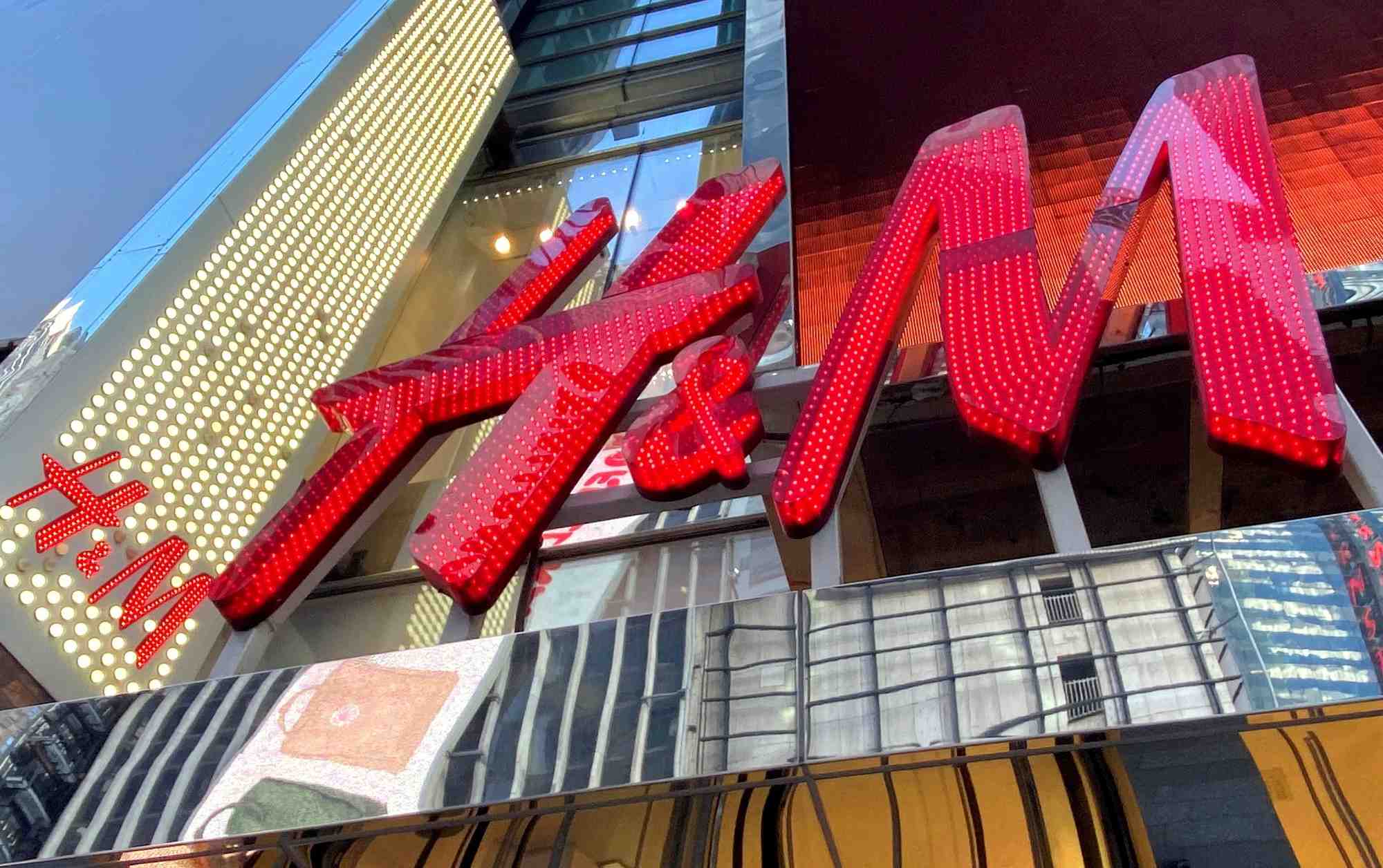 Un magasin de vetements h&m a times square a manhattan a new york
