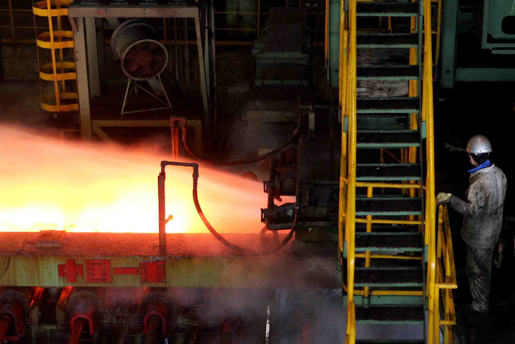 Un ouvrier chinois surveille l'acier lamine a chaud