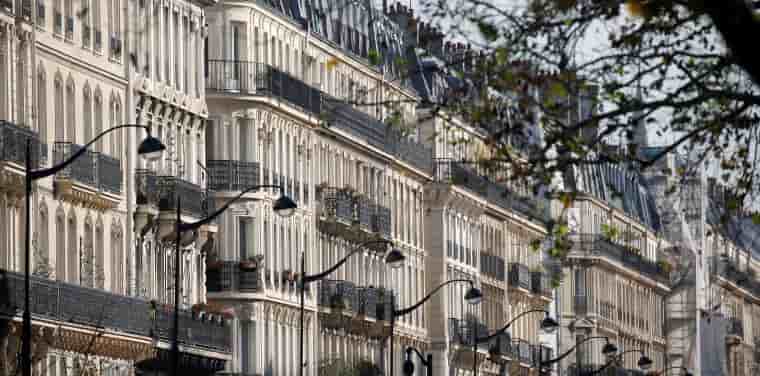 Selon les premières estimations de la Fnaim, le nombre total de transactions immobilières réalisées en 2024 a baissé de 11% sur un an, à 775.000.