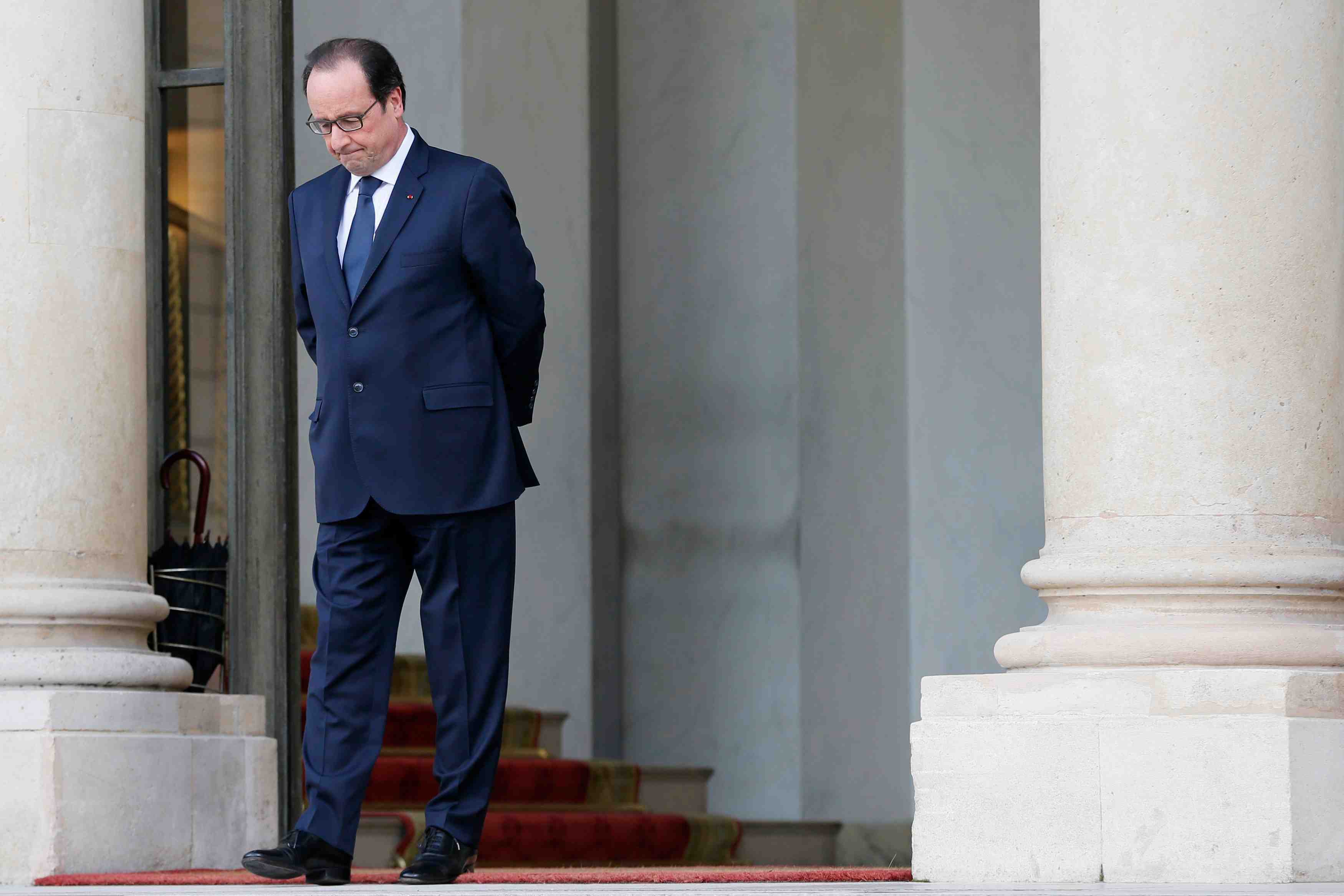 Hollande exclut de changer de ligne apres les departementales
