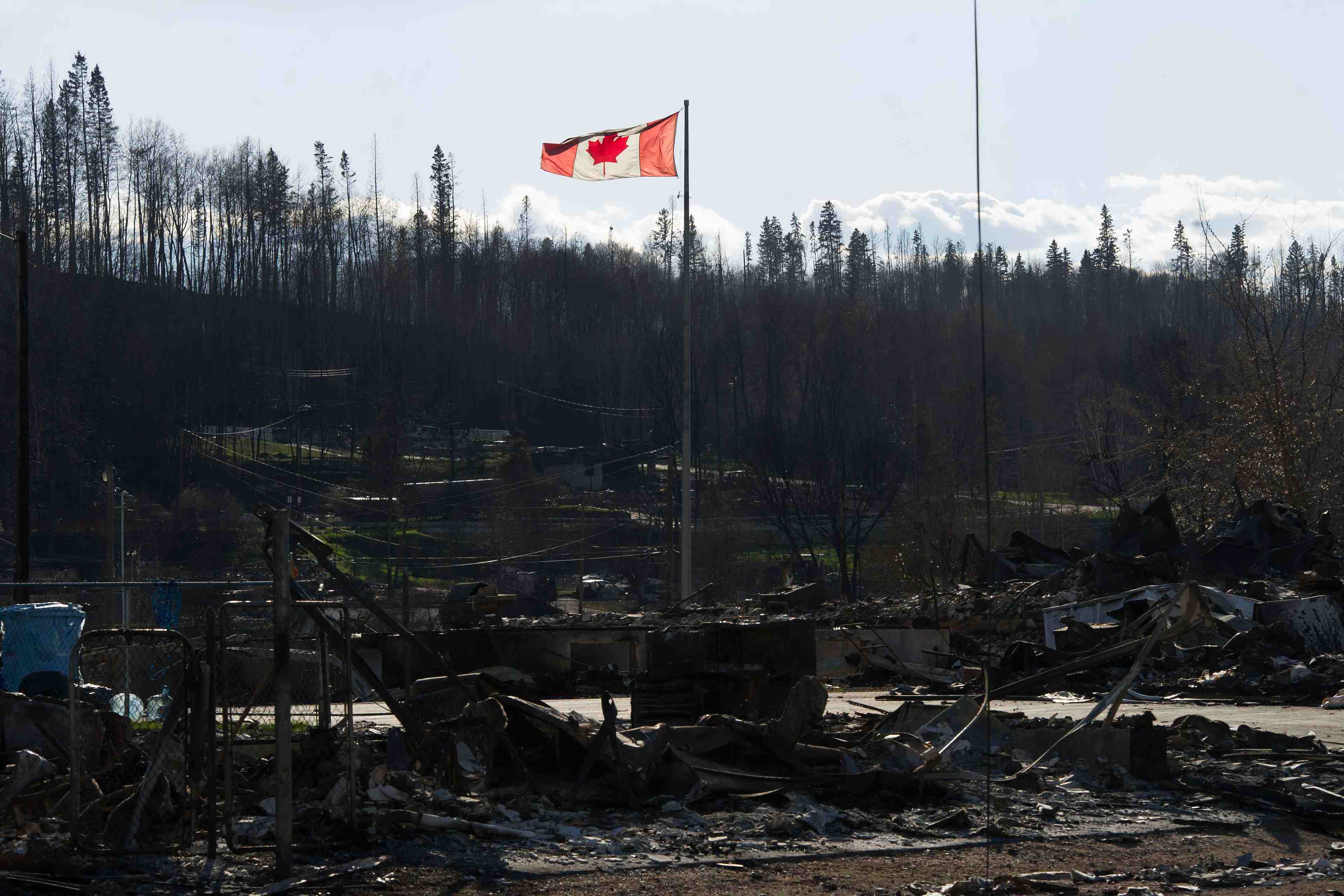 Le temps frais aide les pompiers dans l'alberta