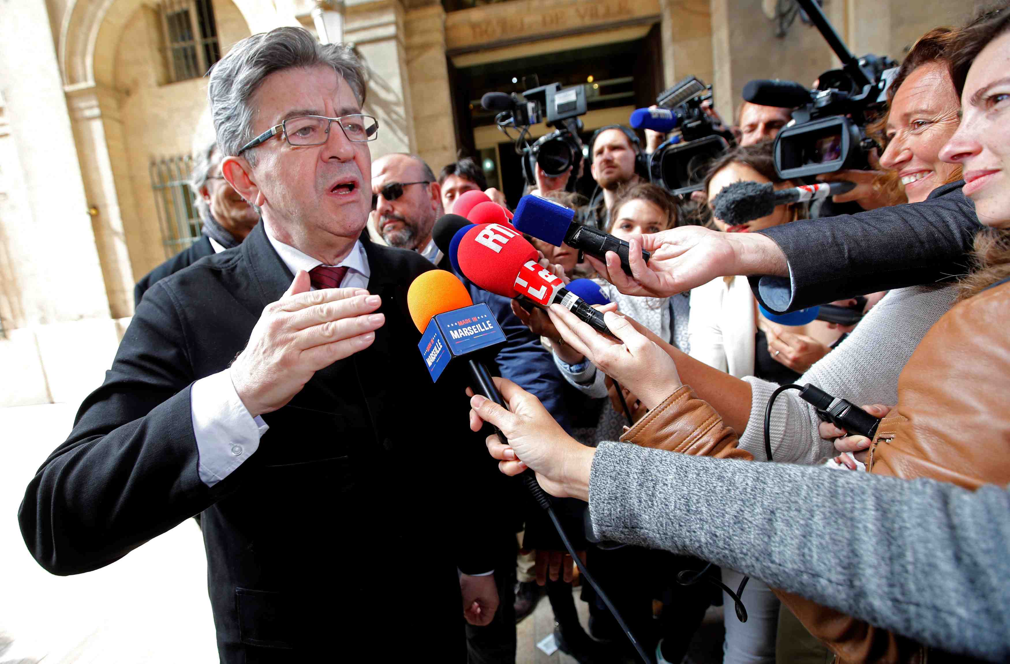 La france insoumise espere au moins un groupe a l'assemblee