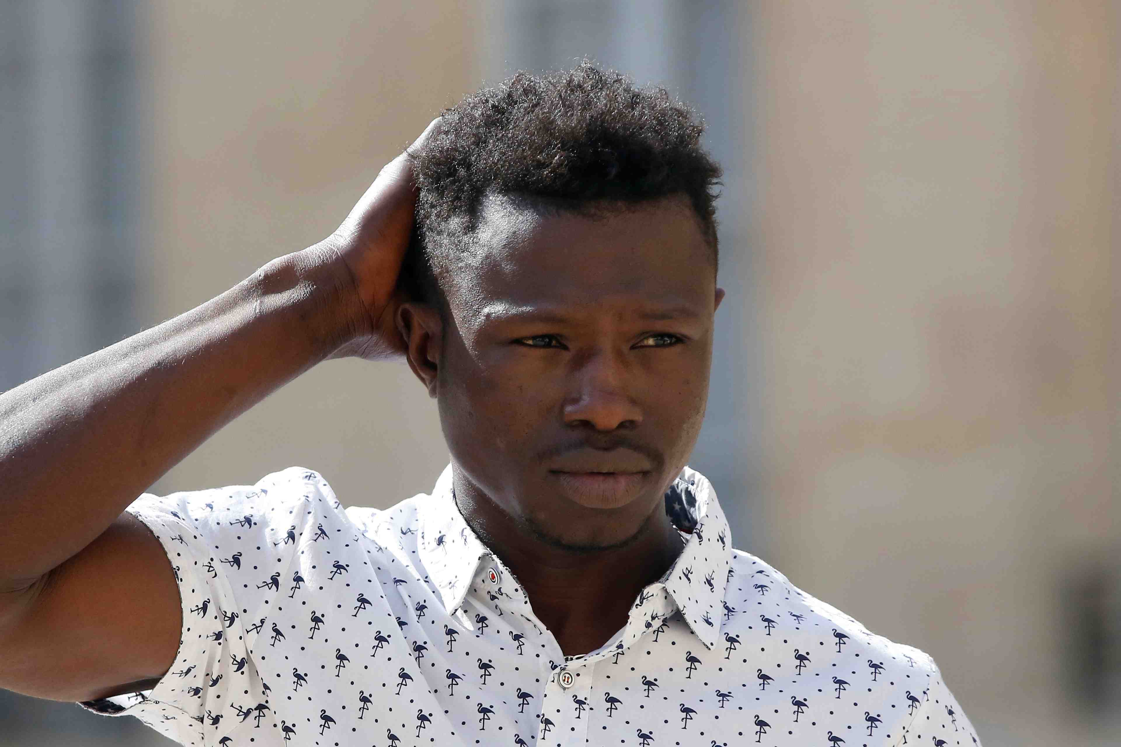 Le heros malien "spiderman" regularise par macron