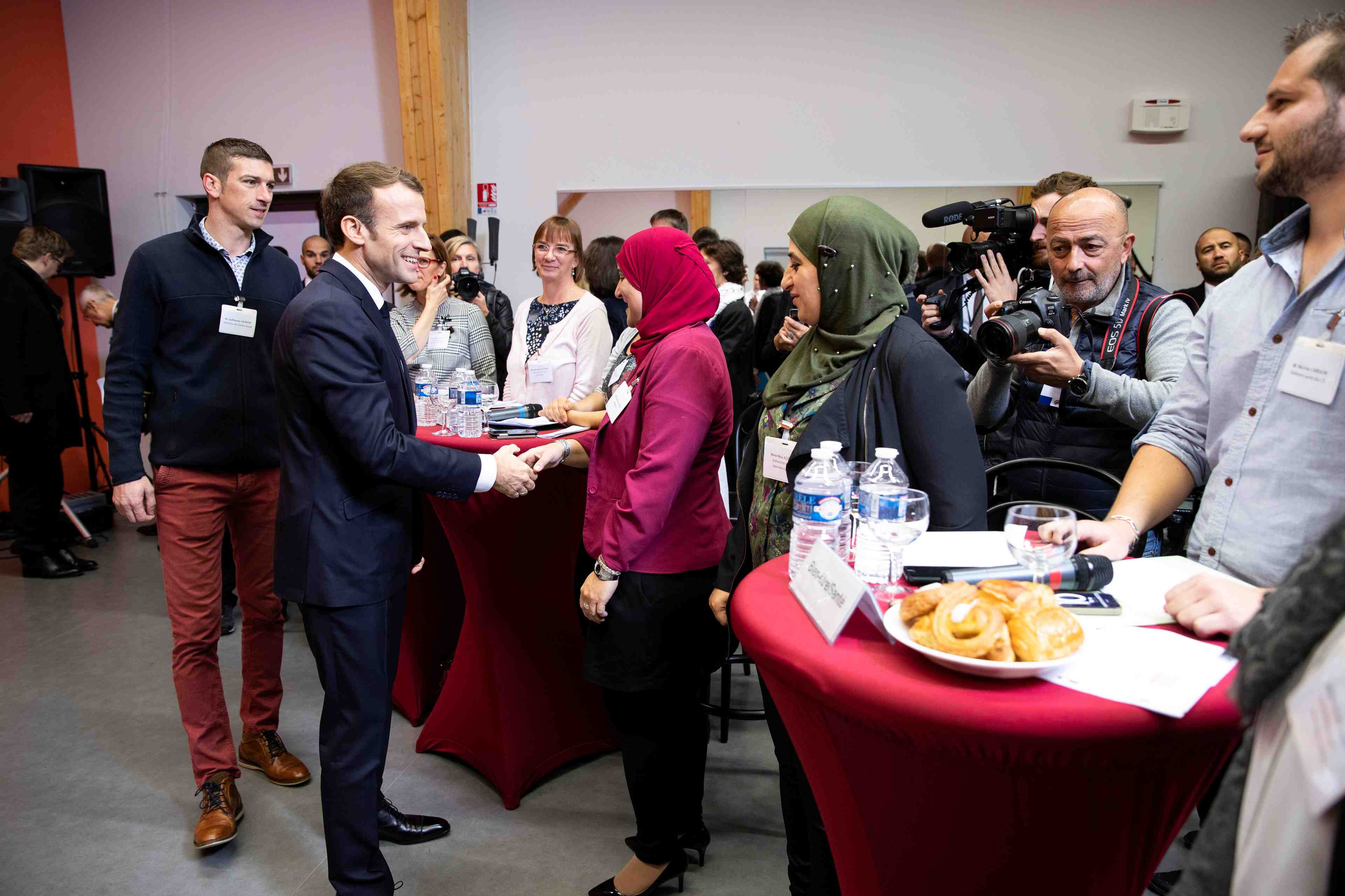 Macron promet une baisse "drastique" du cout du permis de conduire
