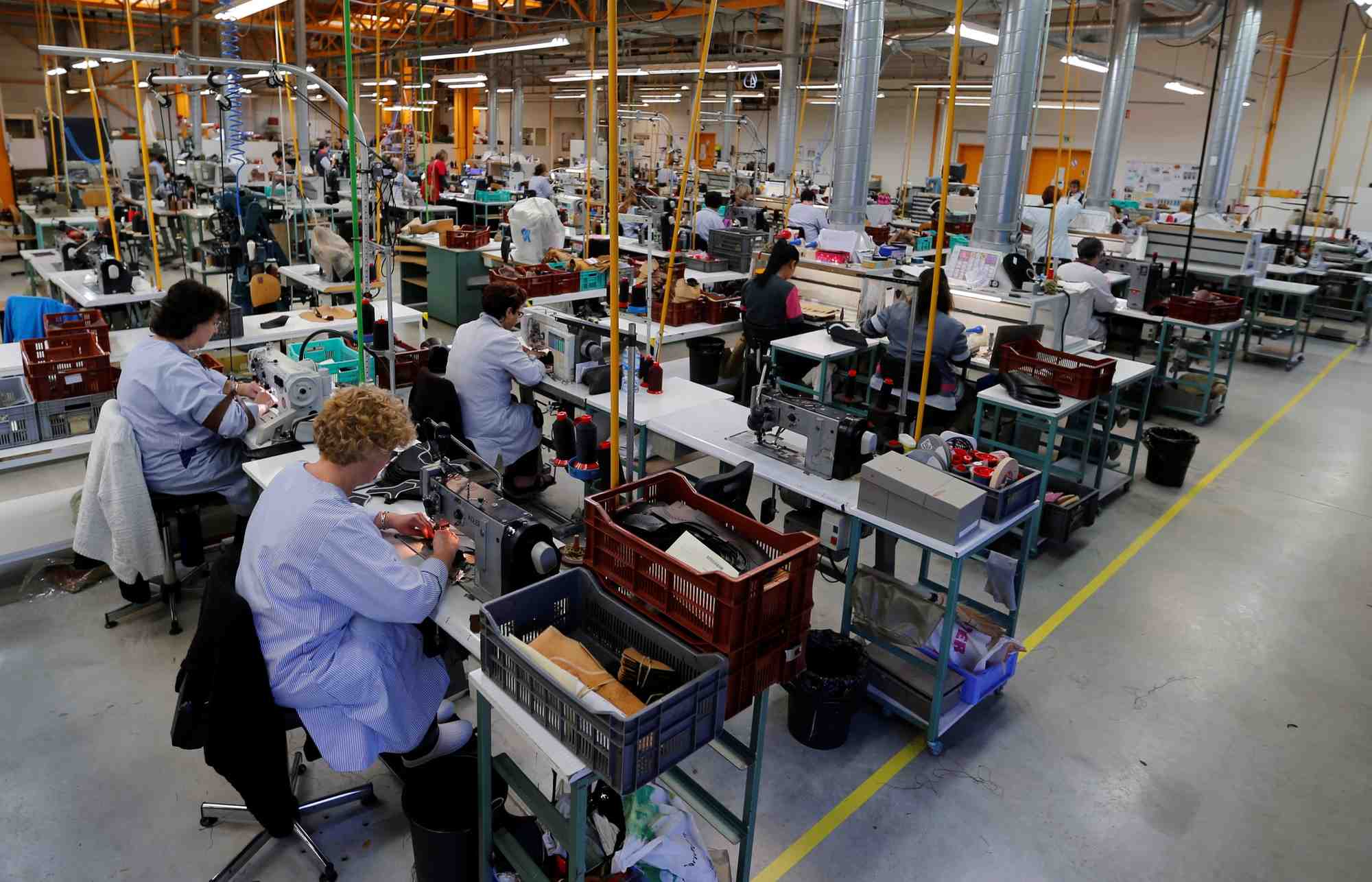 "Les industriels signalent solliciter moins leurs machines et
équipements, le taux d’utilisation des capacités de production,
à 83,4%, poursuivant sa baisse graduelle après avoir atteint un
point haut de dix ans début" précise l'Insee.