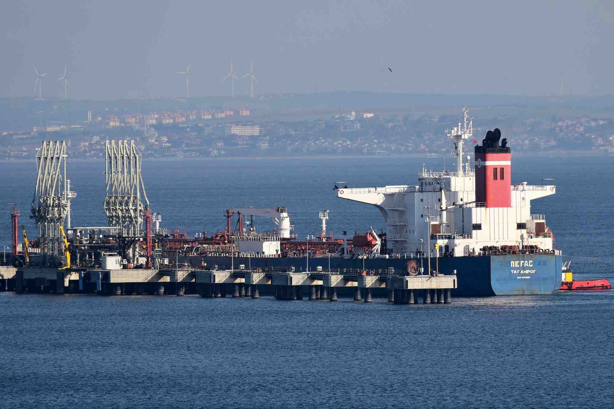 Un petrolier russe saisi en grece dans le cadre des sanctions de l'union europeenne
