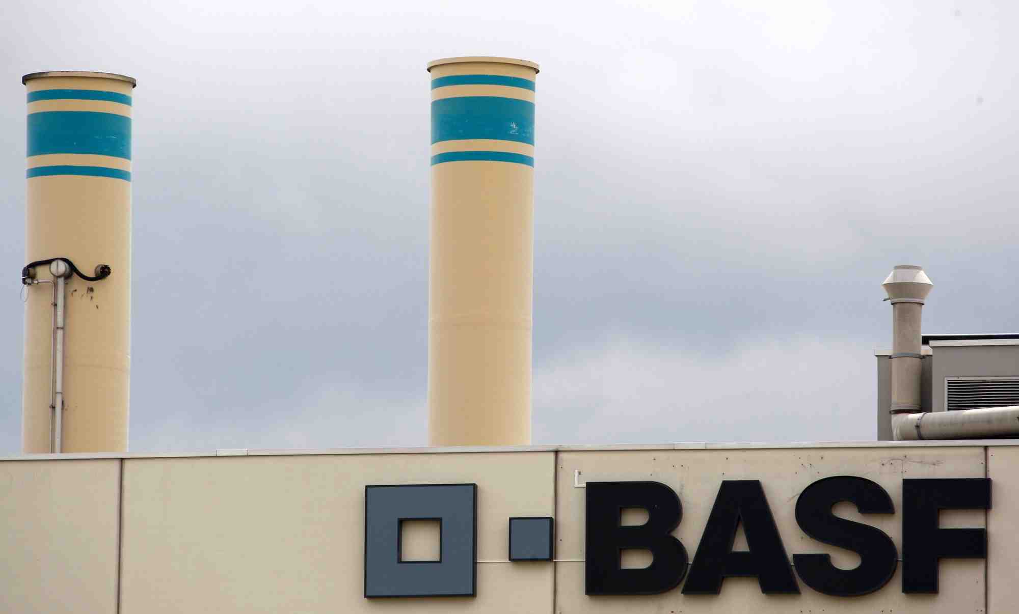 Photo d'archives du logo basf visible sur la facade de l'usine basf de schweizerhalle