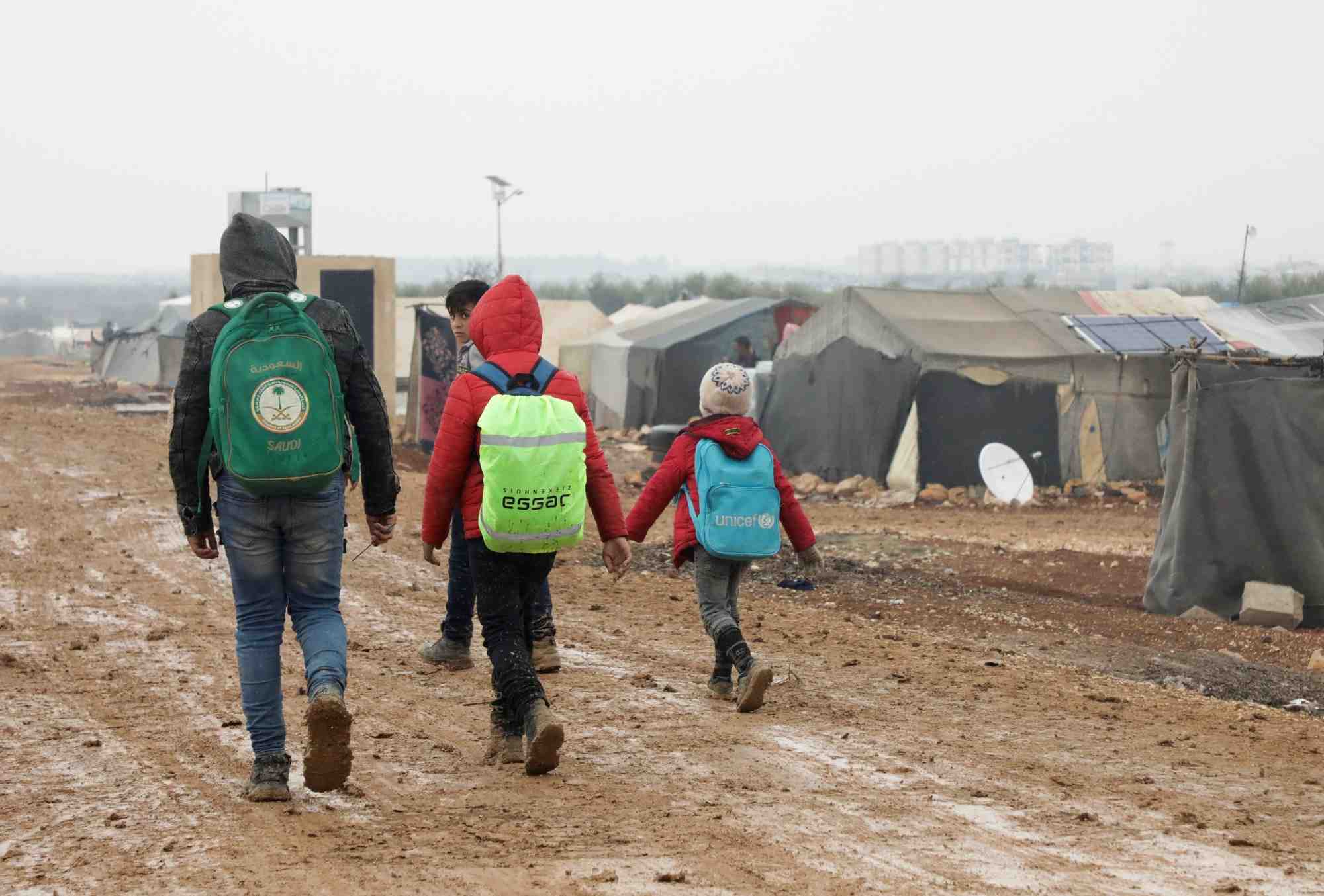 Des syriens deplaces pres de tentes dans un camp a azaz