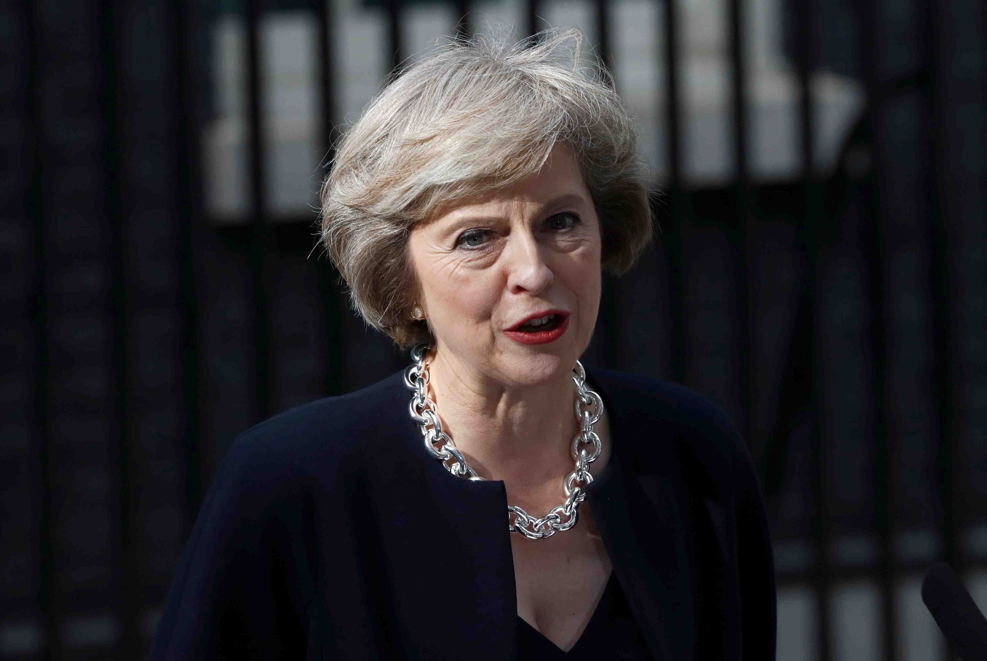 Theresa may verra francois hollande jeudi a paris
