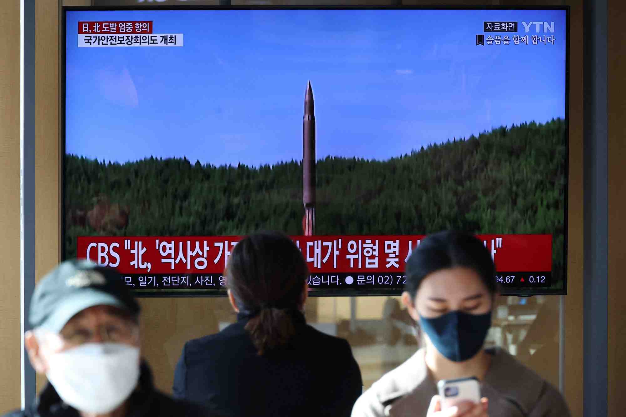 Des gens a seoul suivent une emission televisee sur le lancement de missiles balistiques par la coree du nord