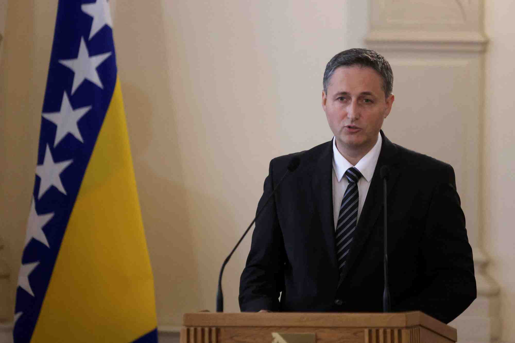 Les membres nouvellement elus de la presidence tripartite de la bosnie assistent a la ceremonie d'inauguration a sarajevo