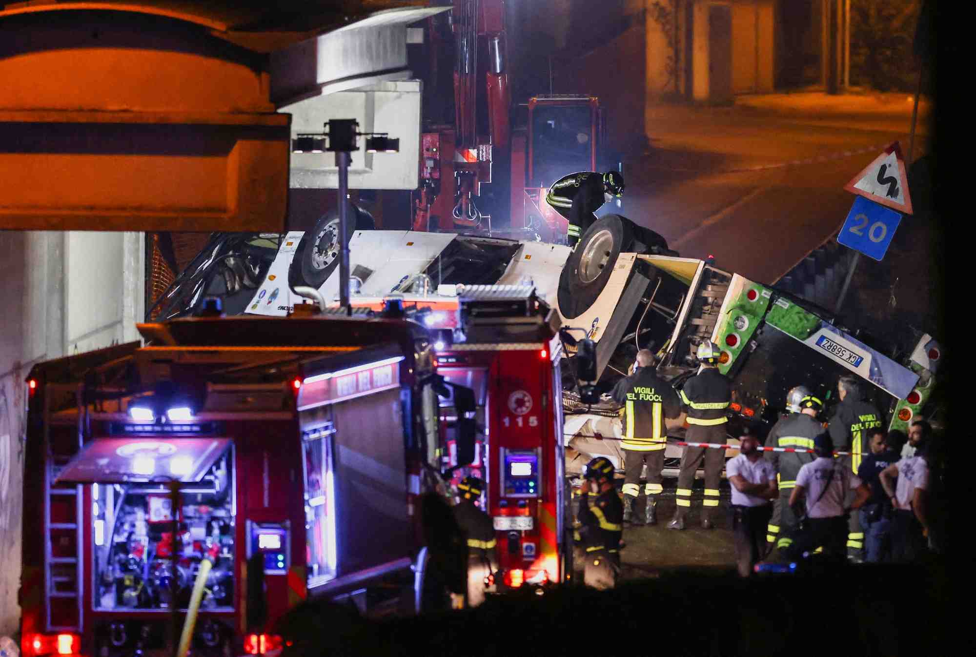 Les pompiers et le personnel de secours a mestre, en italie