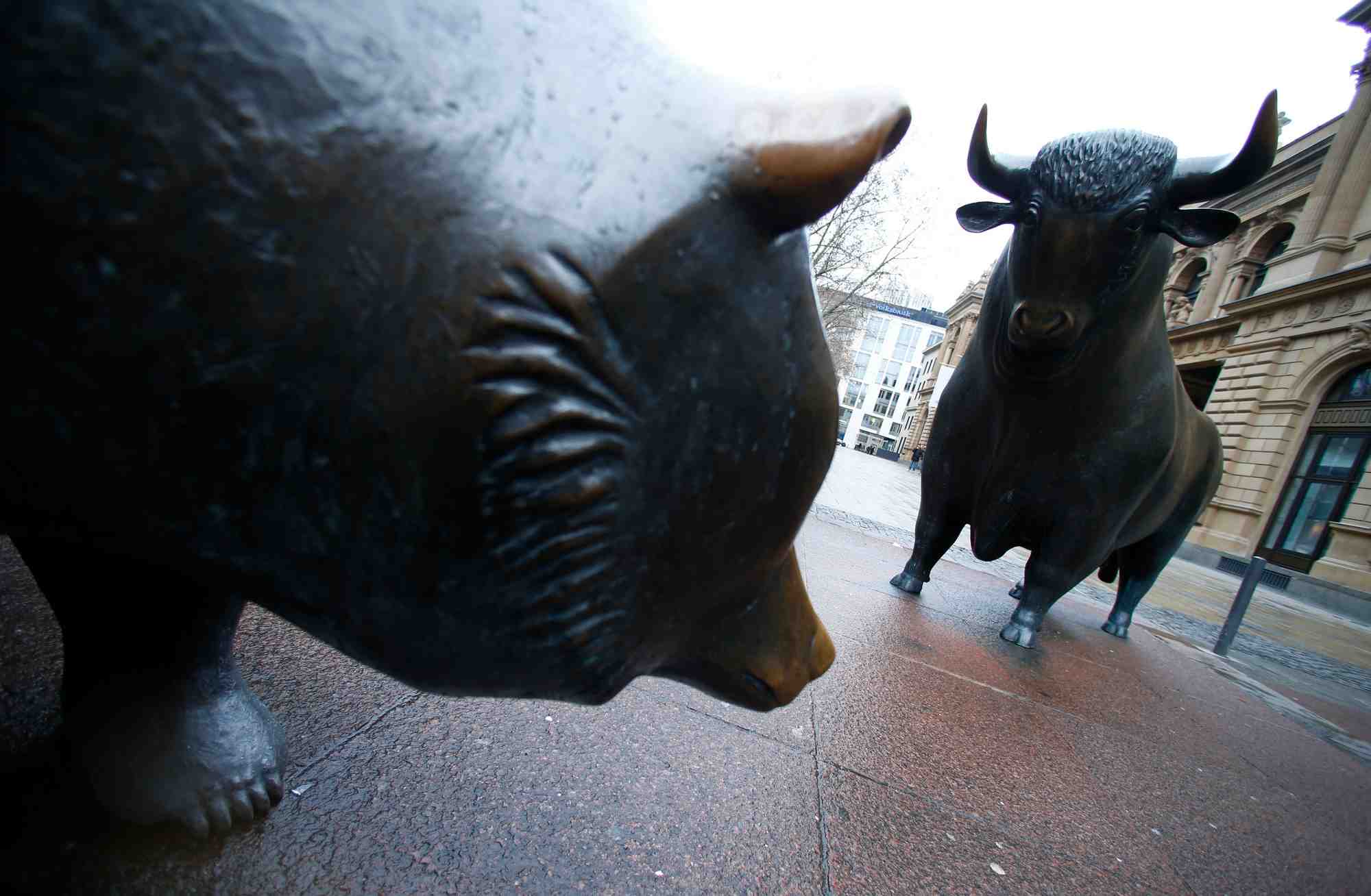 Des statues de taureau et d'ours a l'exterieur de la bourse de francfort