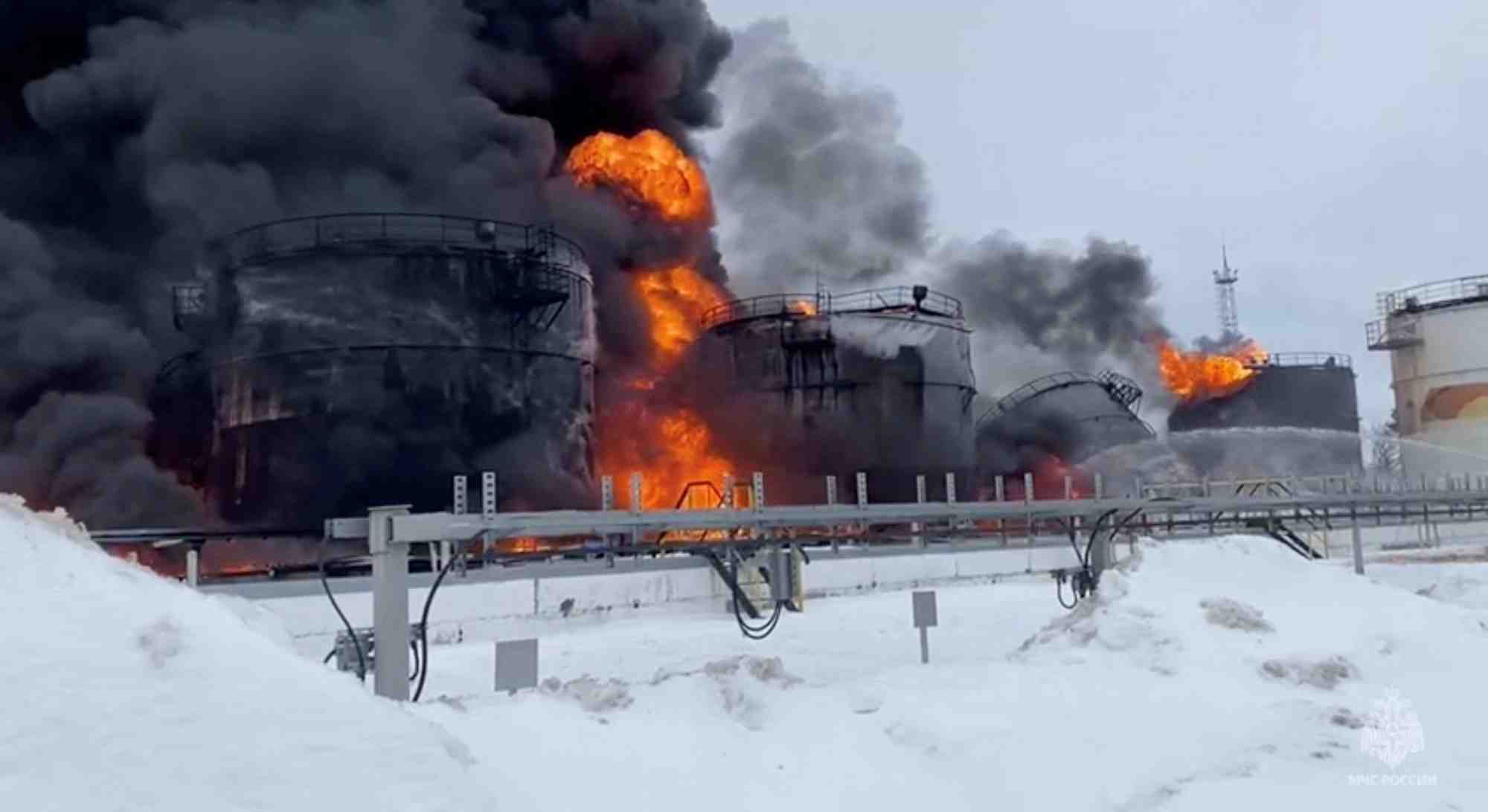 Des reservoirs de petrole prennent feu apres ce que les autorites locales ont qualifie d'attaque de drone ukrainien, a en russie