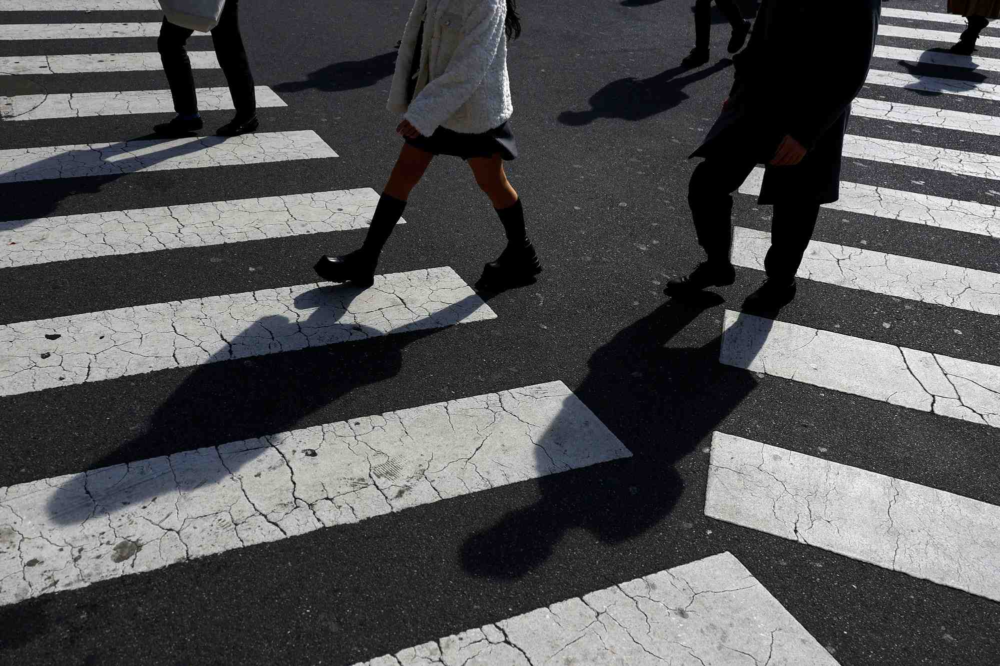Des passants traversent une rue de tokyo, au japon
