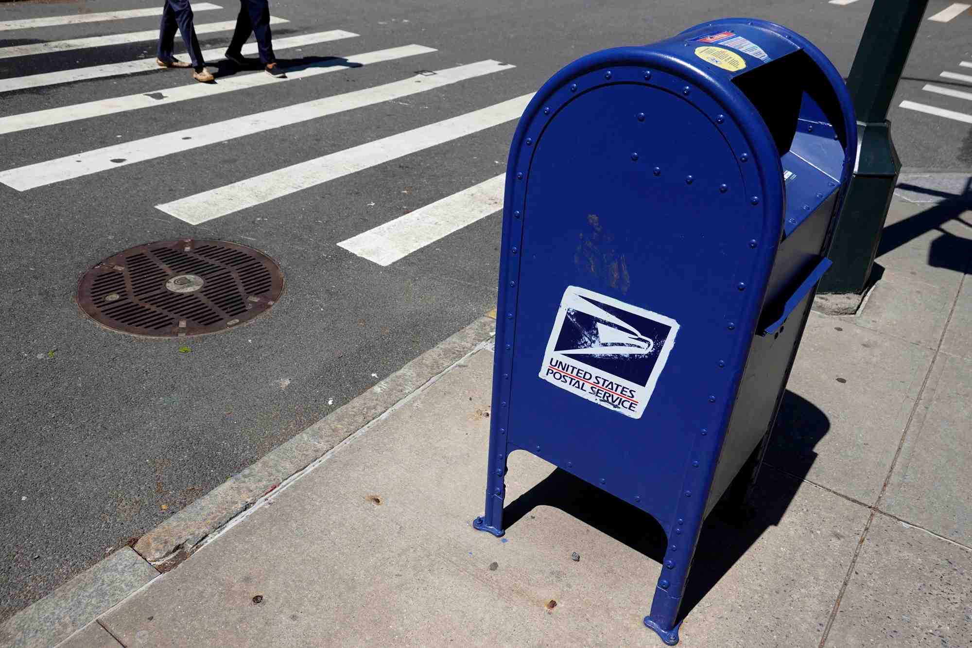 Une boite aux lettres de l'united states postal service (usps) a manhattan, dans la ville de new york, aux etats-unis