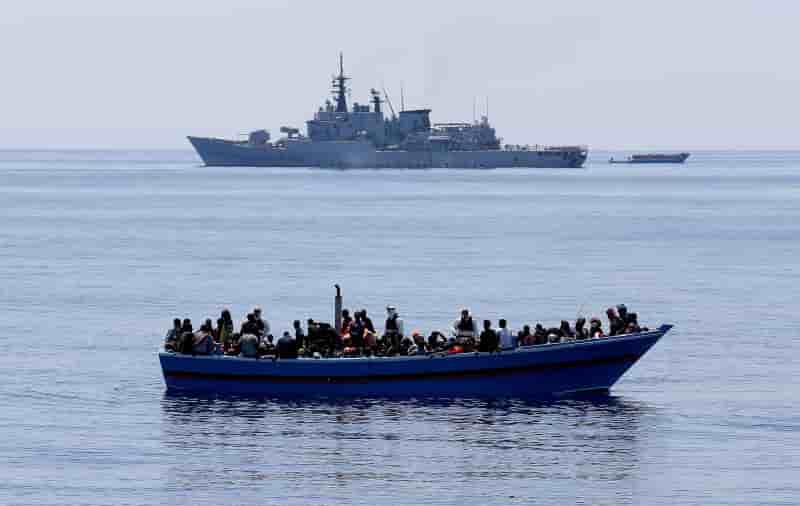 L'ue lance une mission navale contre les reseaux de passeurs en mediterranee