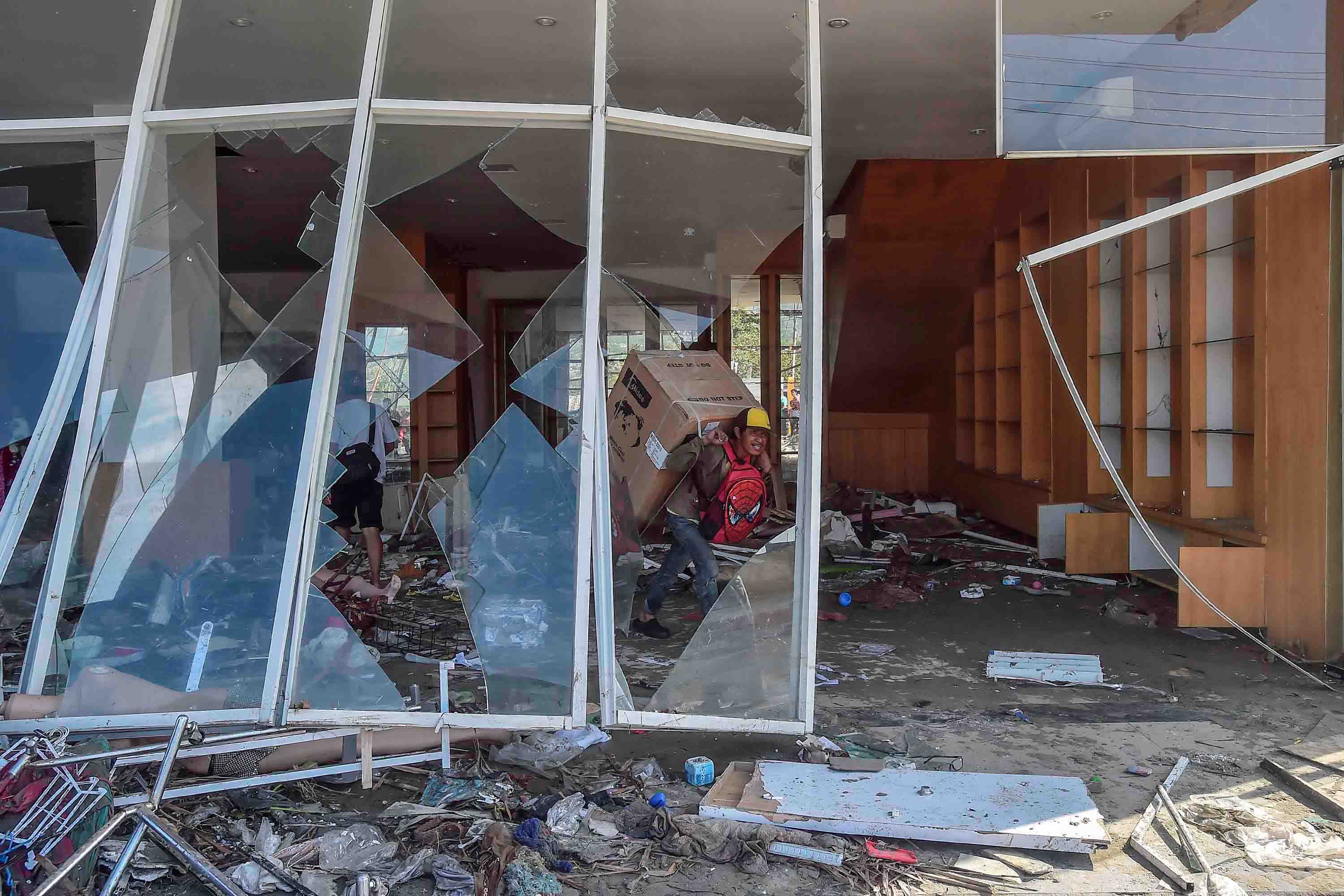 Indonesie: plus de 800 morts, nombreuses victimes sous les decombres