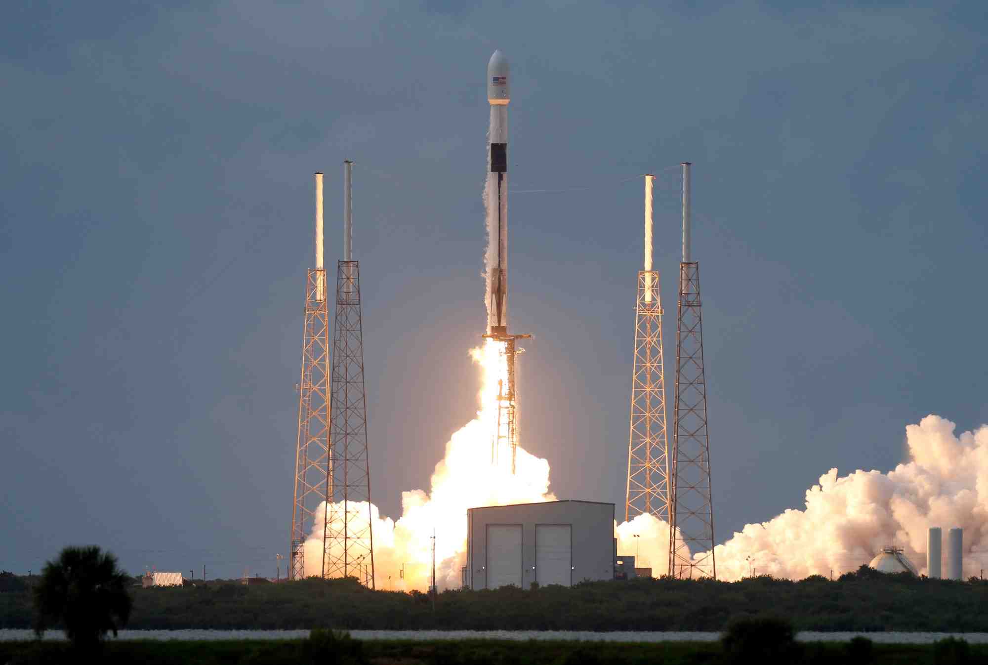 "Au lieu d'une compétition honnête sur le marché des lancements spatiaux, ils font du lobbying pour des sanctions à notre encontre, et font du dumping sur les prix en toute impunité", a twitté le chef de l'agence spatiale russe, Dmitri Rogozine