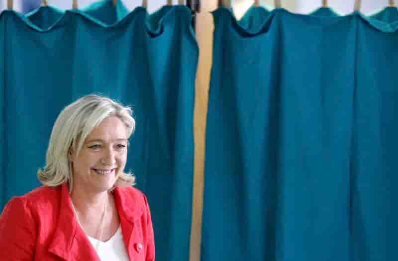 Marine Le Pen appelle Hollande à dissoudre l'Assemblée nationale